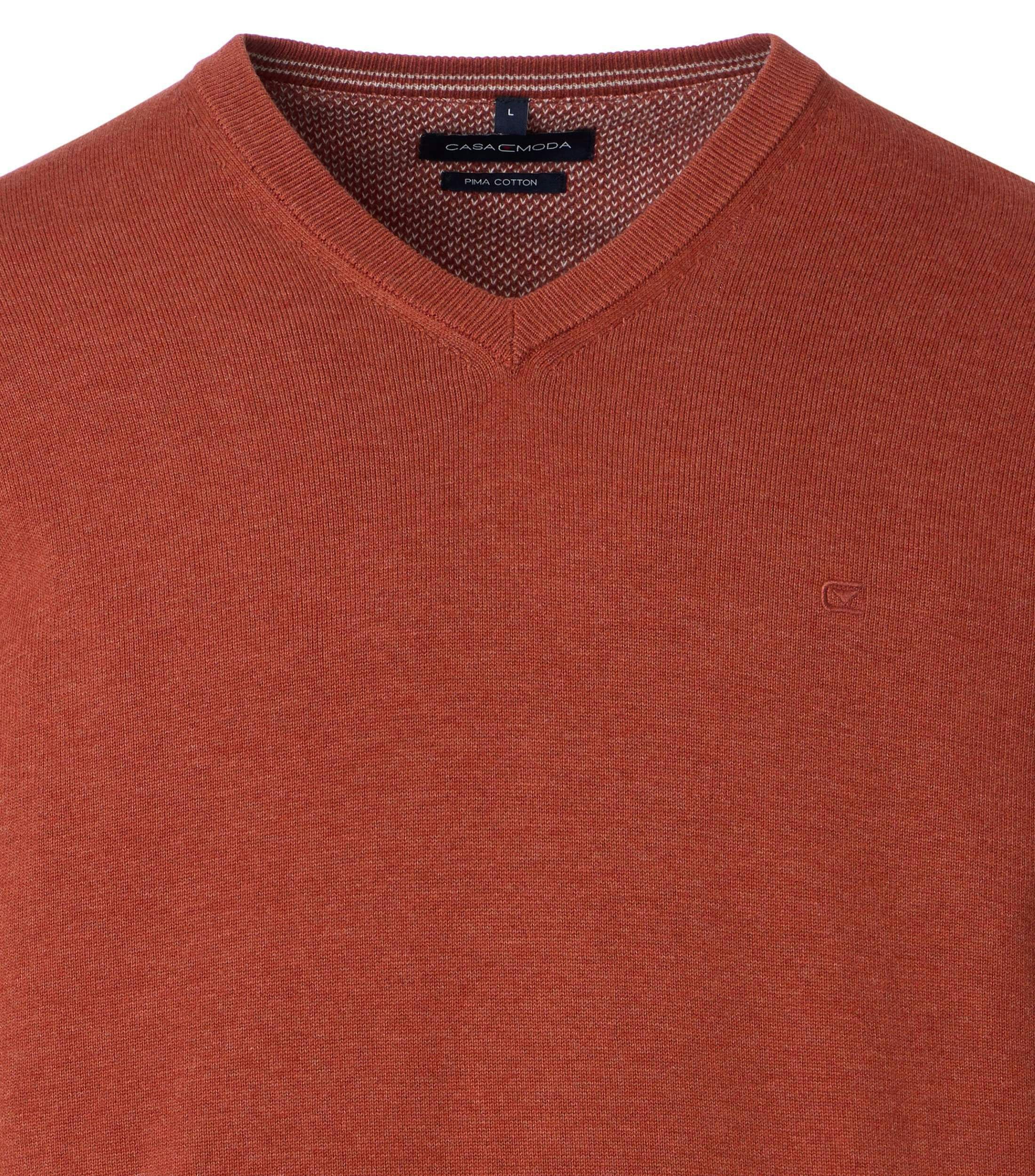 Das Model trägt ein Pullover im uni Muster in der Farbe Orange