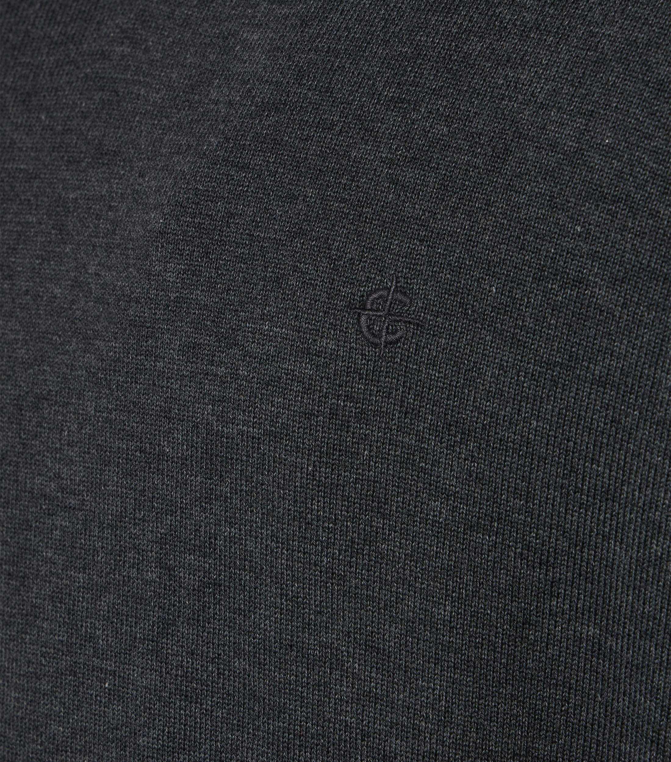 Das Model trägt ein Pullover im uni Muster in der Farbe Grauschwarz