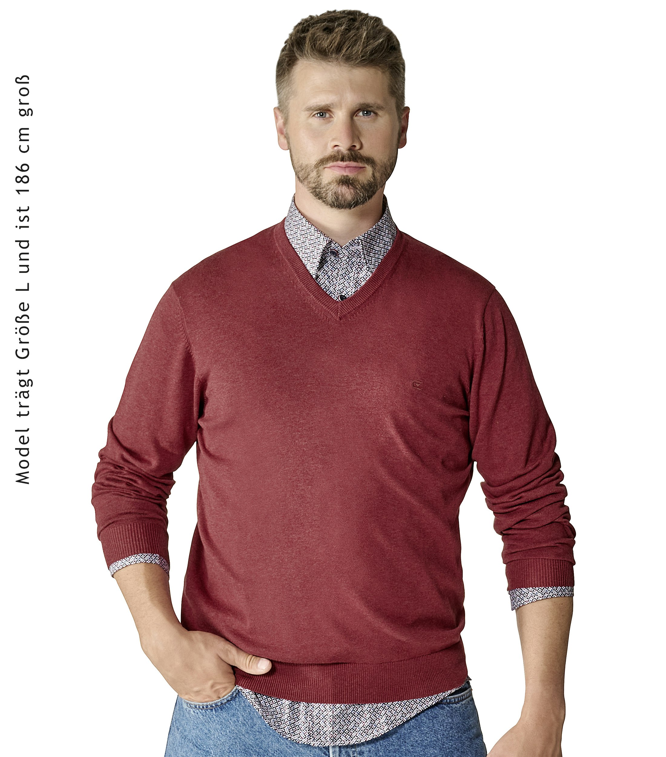 Das Model trägt ein Pullover im uni Muster in der Farbe Bordeauxrot