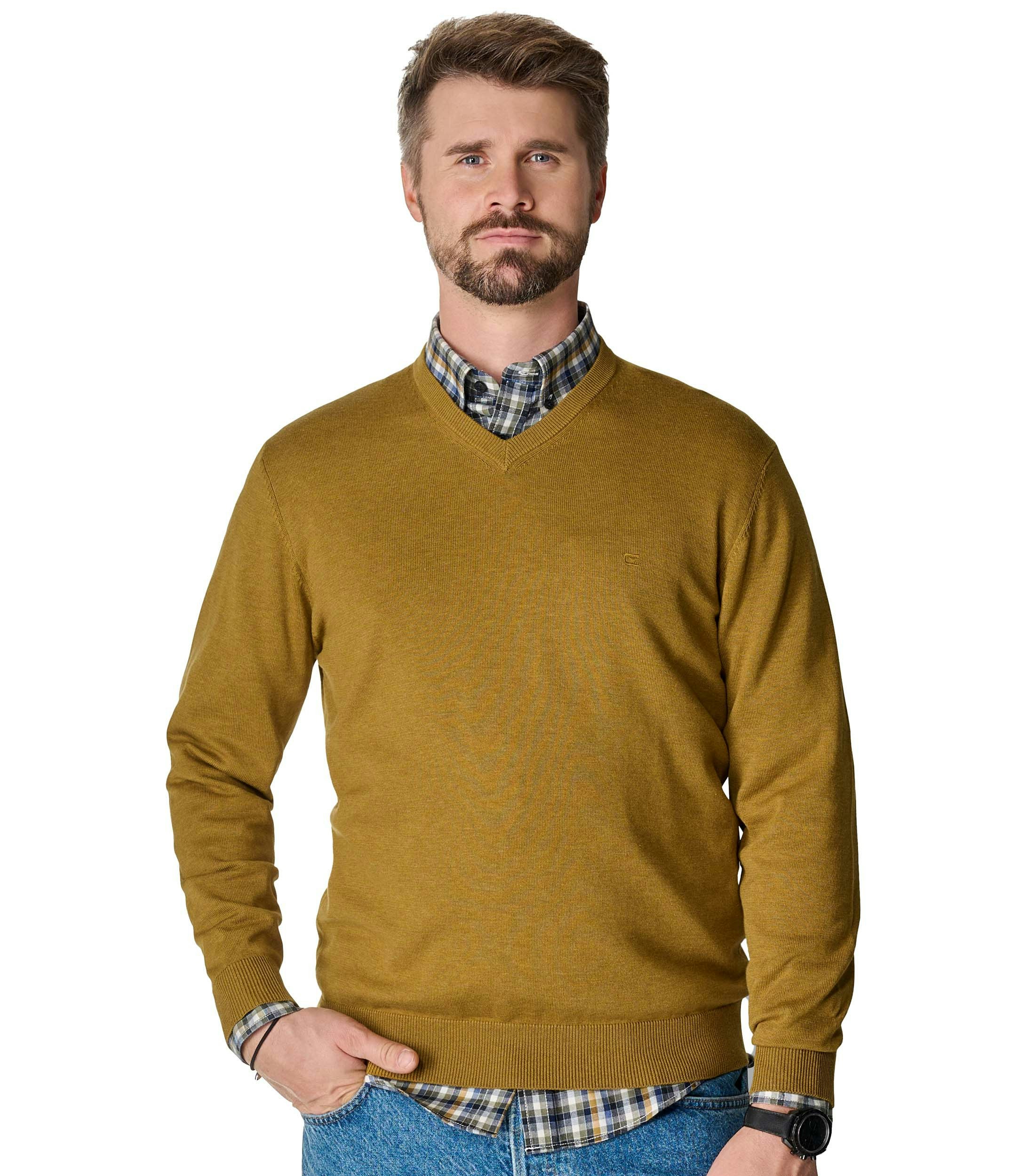 Das Model trägt ein Pullover im uni Muster in der Farbe Gelb