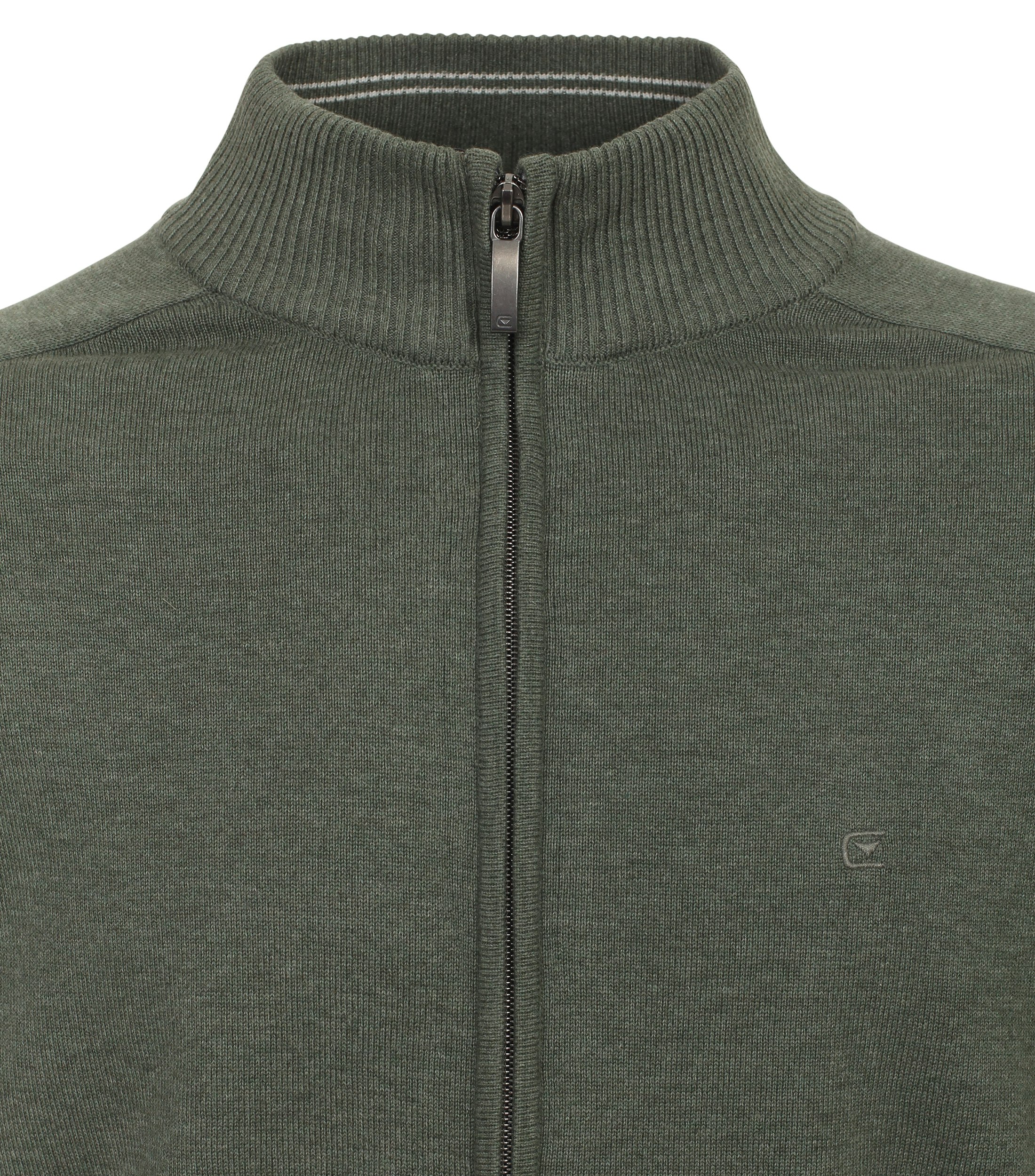 Das Model trägt eine Strickjacke im uni Muster in der Farbe Olive