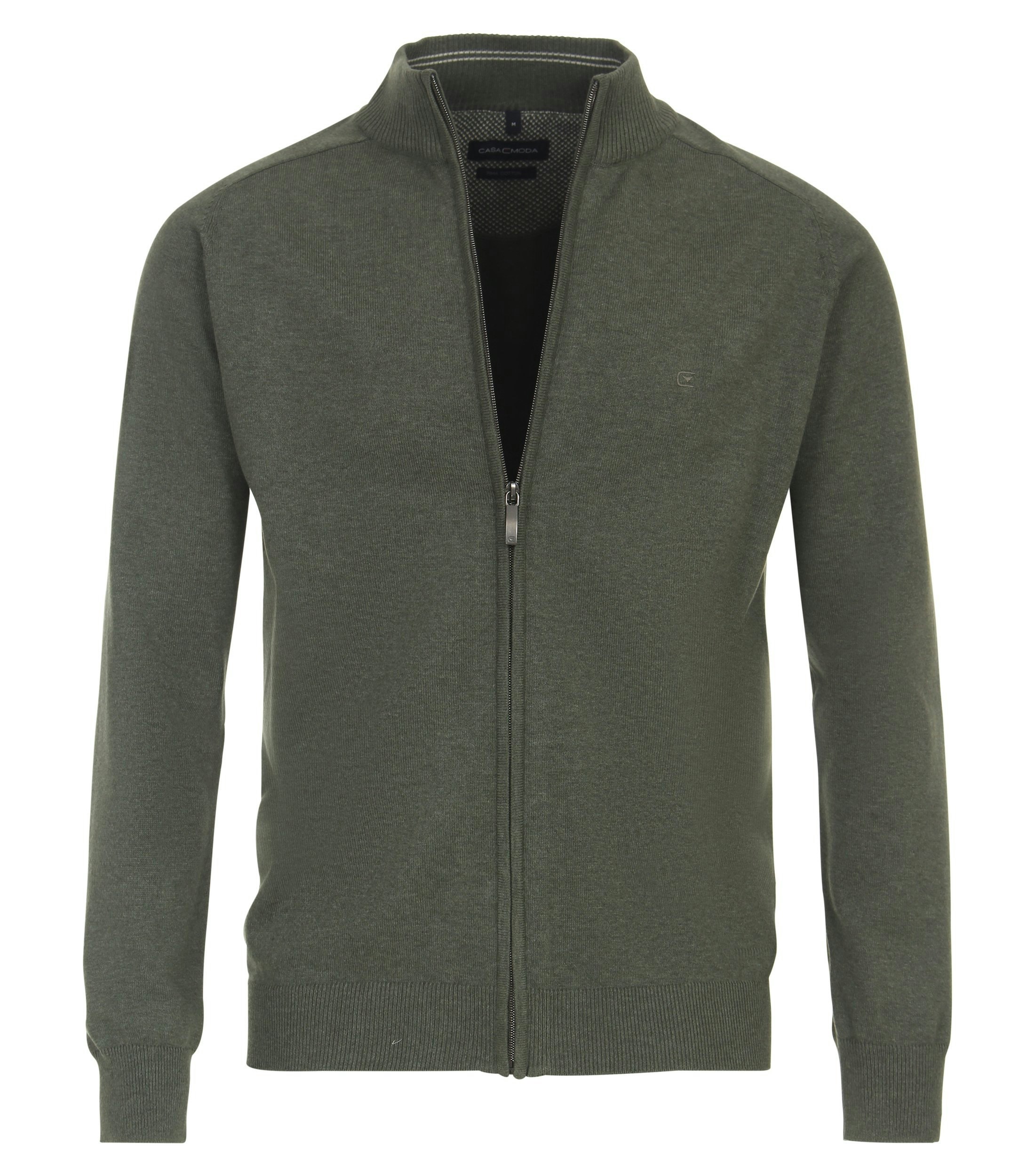 Das Model trägt eine Strickjacke im uni Muster in der Farbe Olive