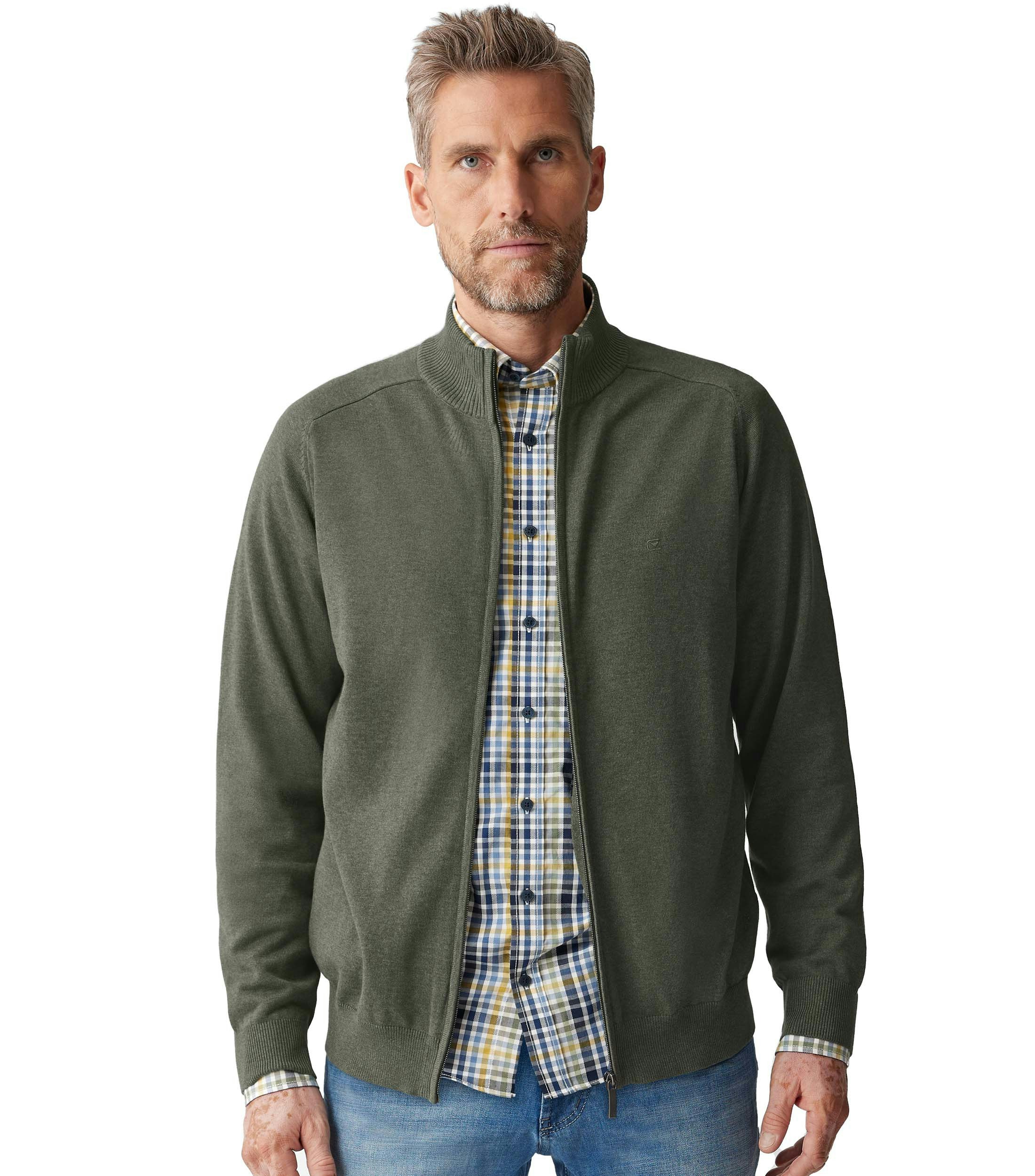 Das Model trägt eine Strickjacke im uni Muster in der Farbe Olive