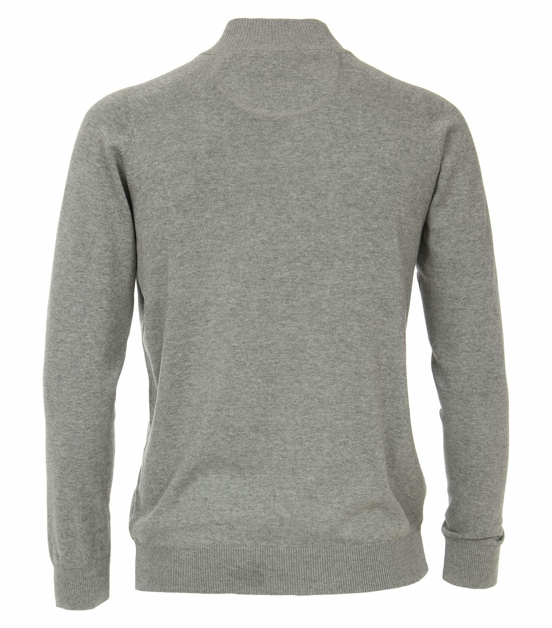 Das Model trägt eine Strickjacke im uni Muster in der Farbe Grau