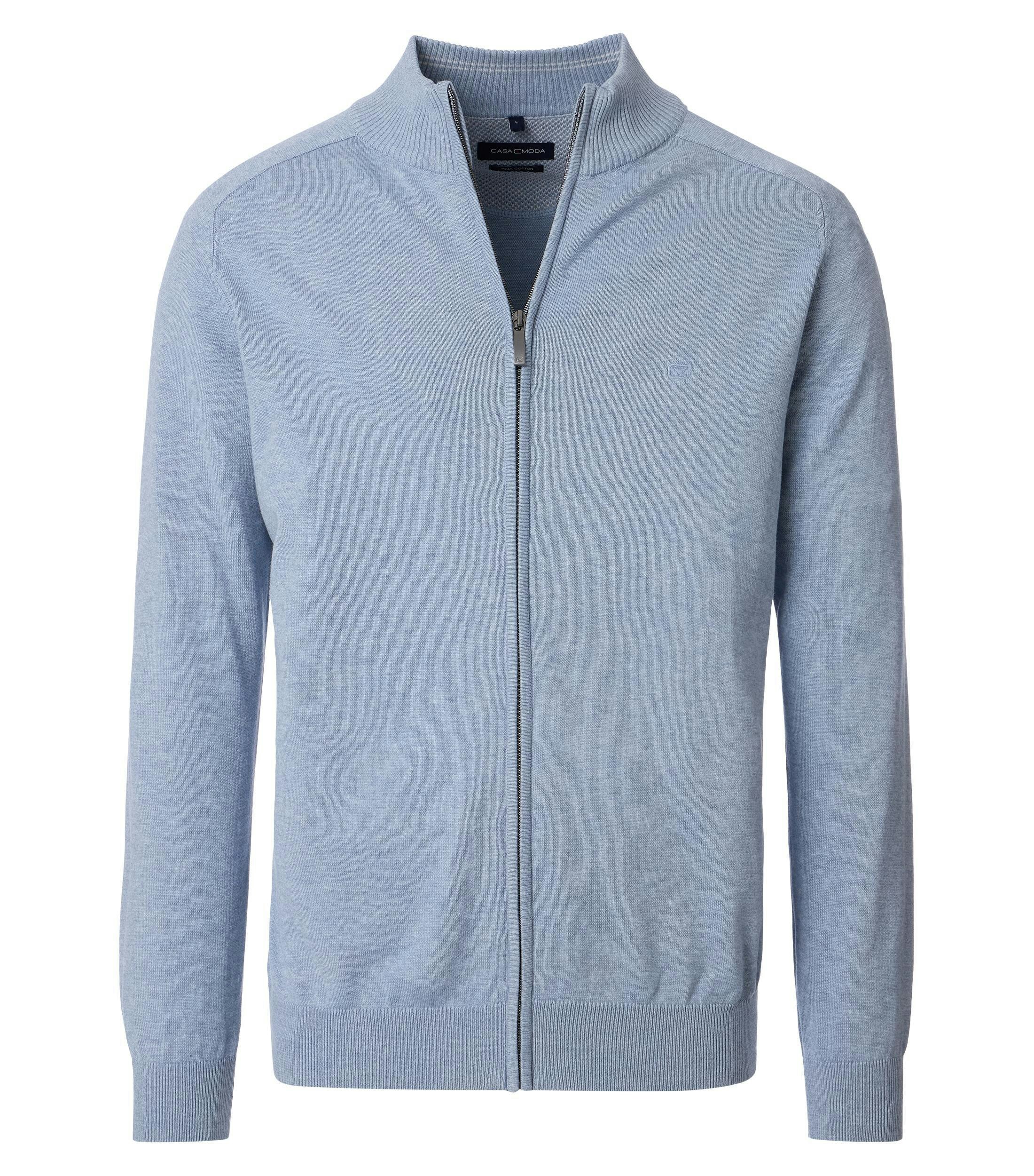 Eine Strickjacke im uni Muster in der Farbe Himmelblau