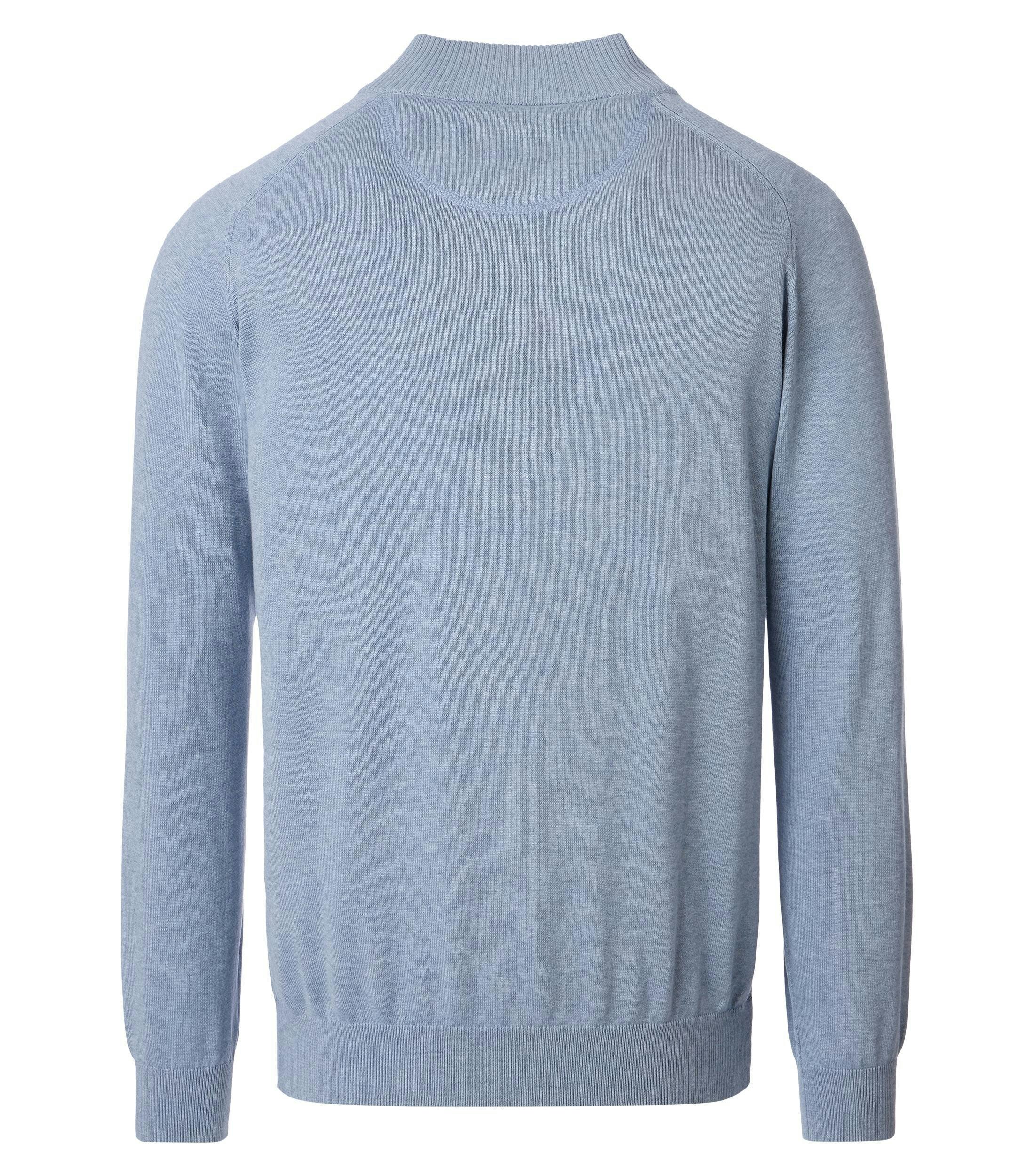 Eine Strickjacke im uni Muster in der Farbe Himmelblau