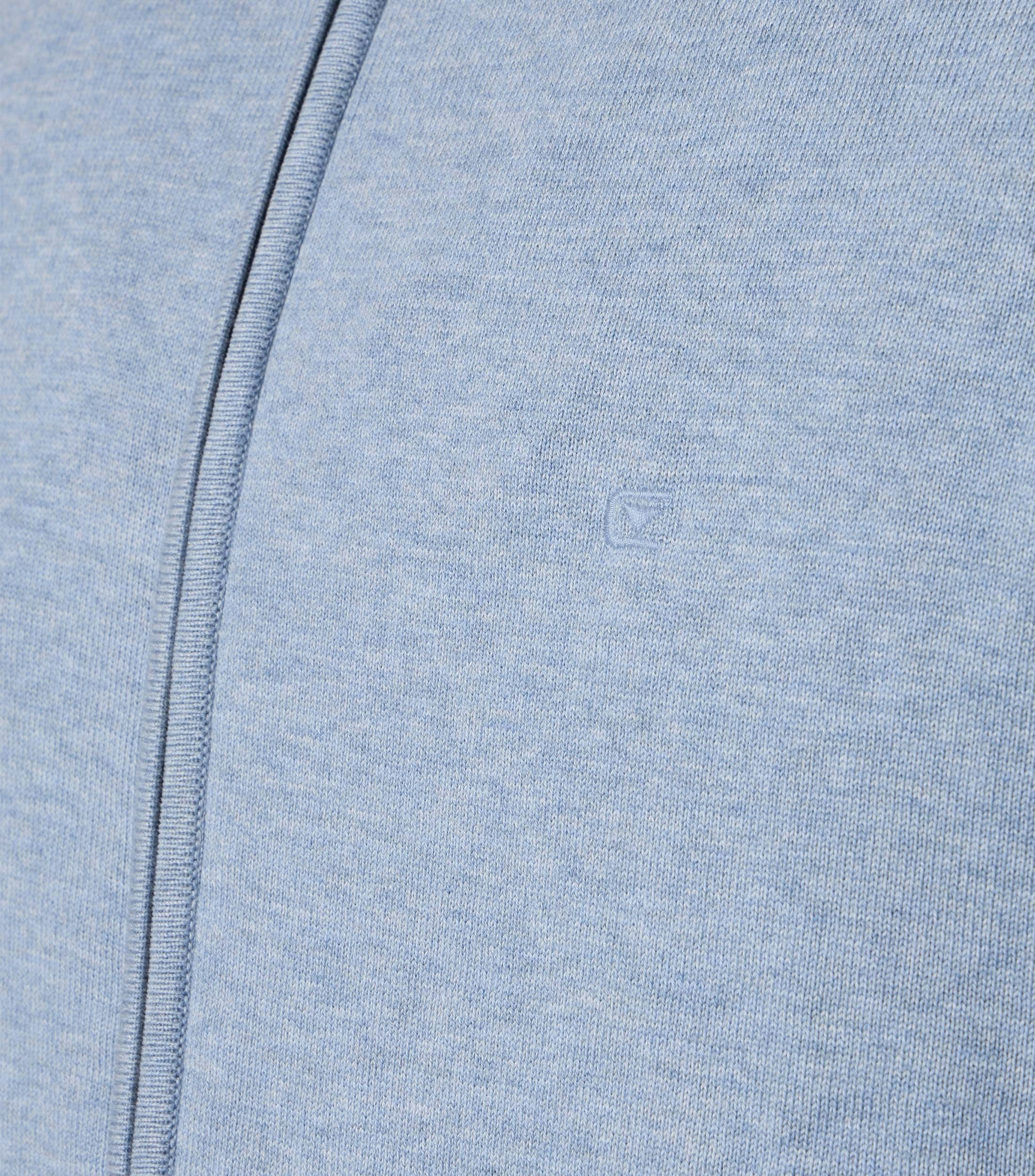 Eine Strickjacke im uni Muster in der Farbe Himmelblau