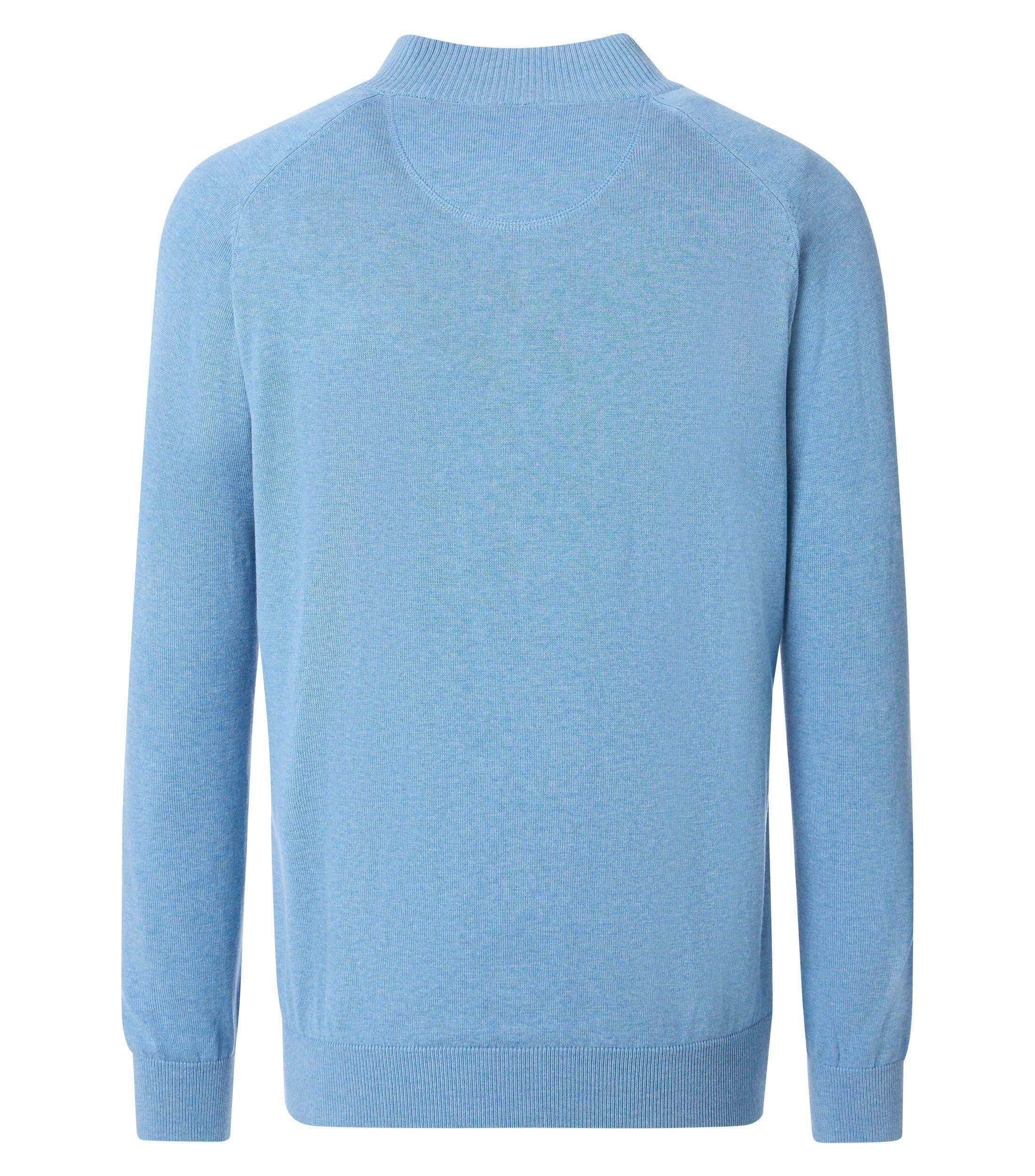 Das Model trägt eine Strickjacke im uni Muster in der Farbe helles Himmelblau