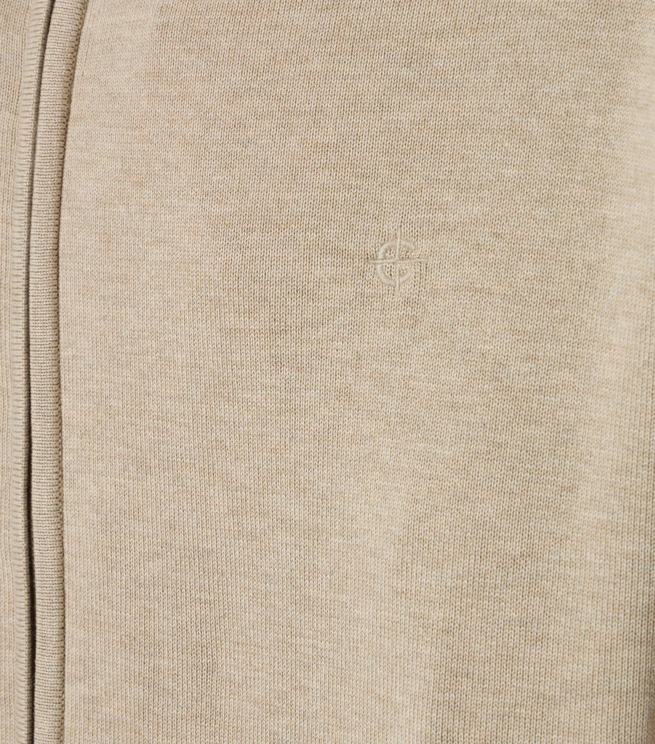 Eine Strickjacke im uni Muster in der Farbe Champagner Beige