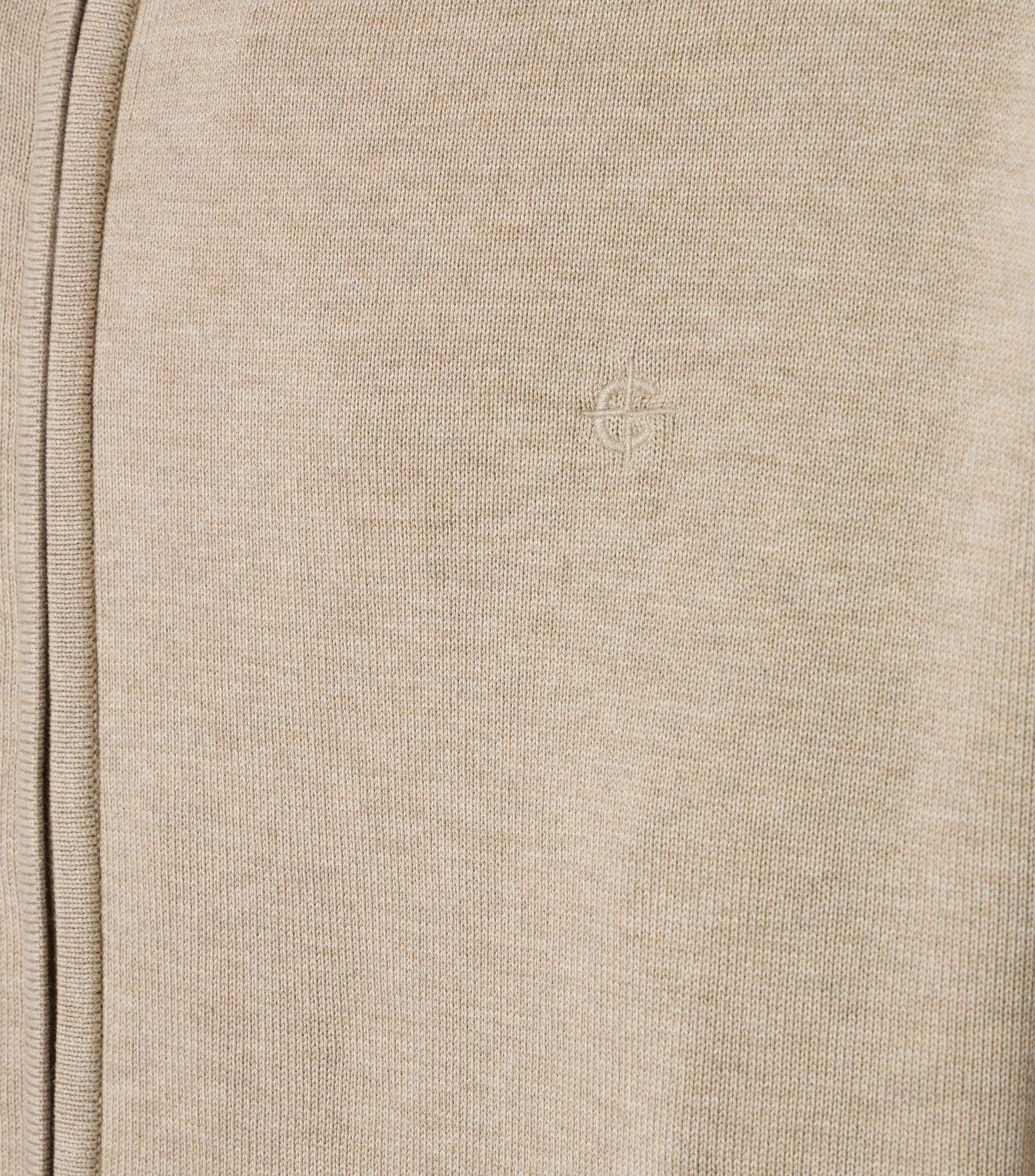 Eine Strickjacke im uni Muster in der Farbe Champagner Beige