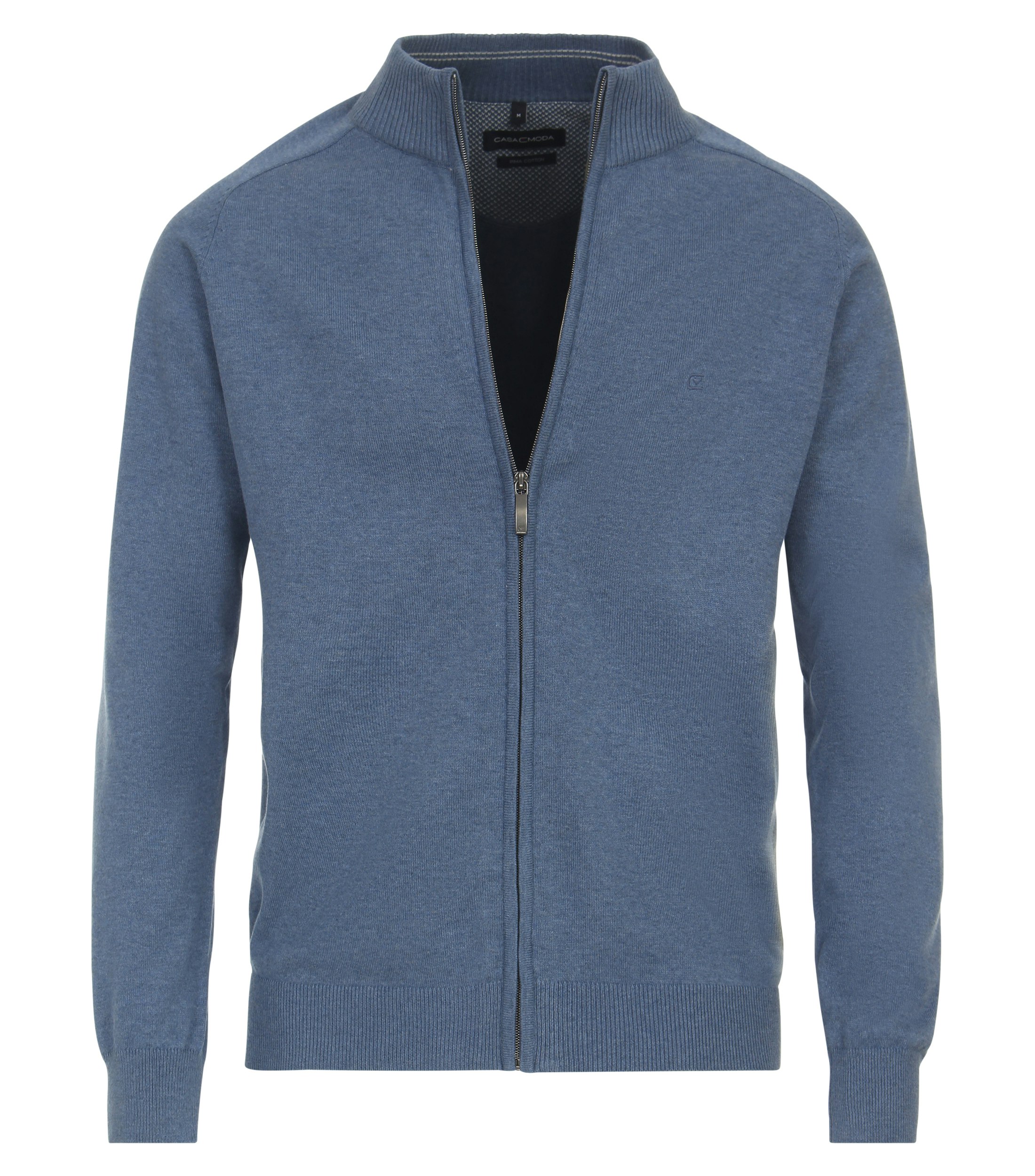 Das Model trägt eine Strickjacke im uni Muster in der Farbe graues Mittelblau