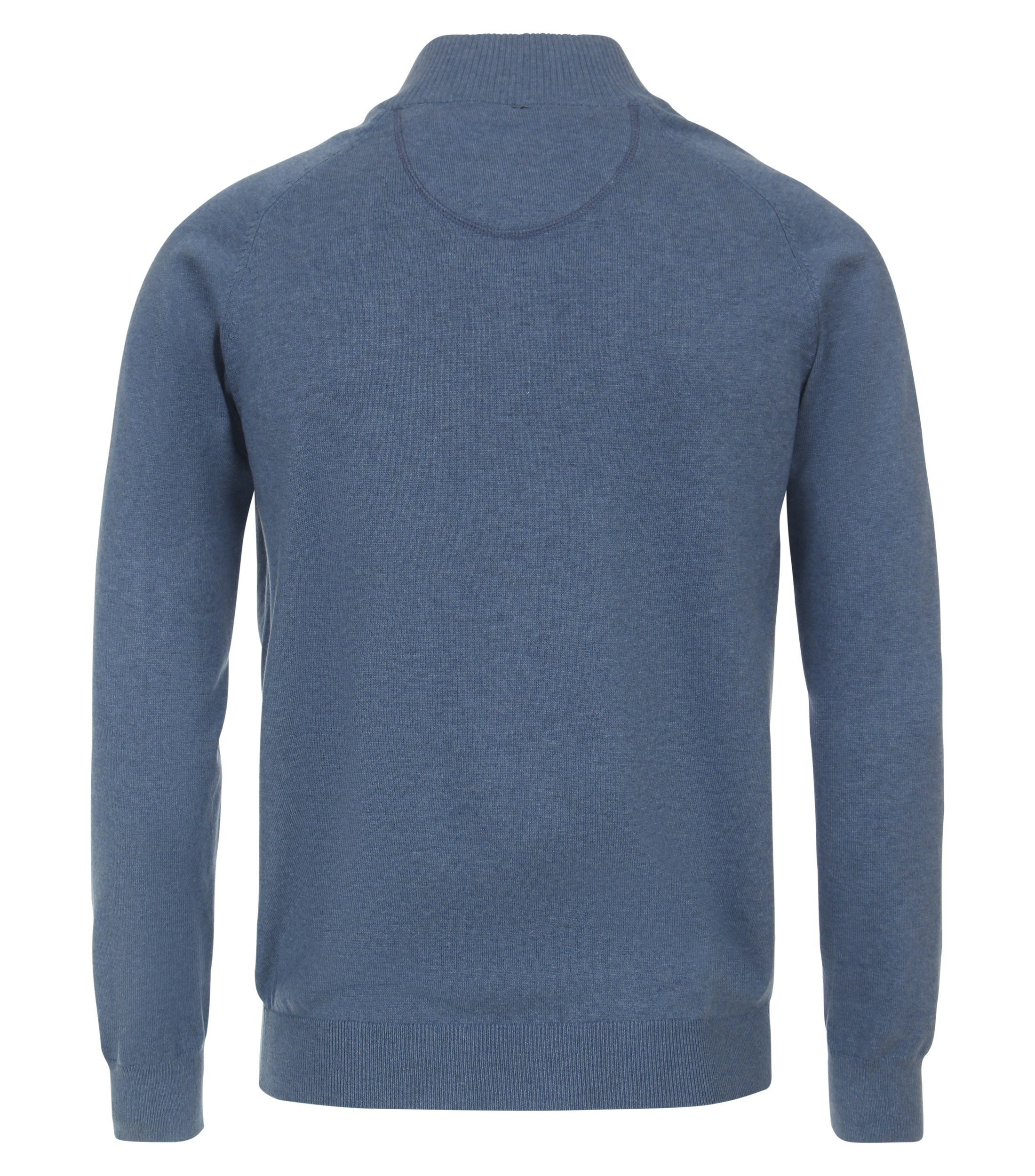 Das Model trägt eine Strickjacke im uni Muster in der Farbe graues Mittelblau