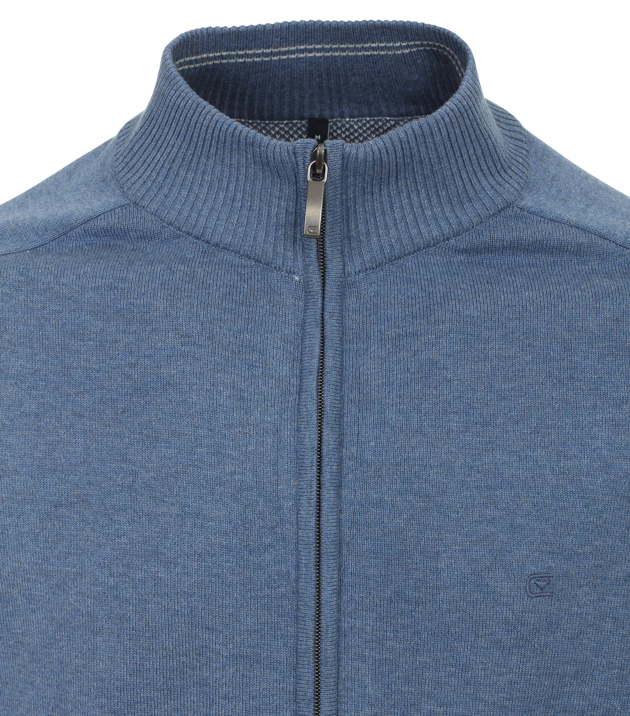 Das Model trägt eine Strickjacke im uni Muster in der Farbe graues Mittelblau