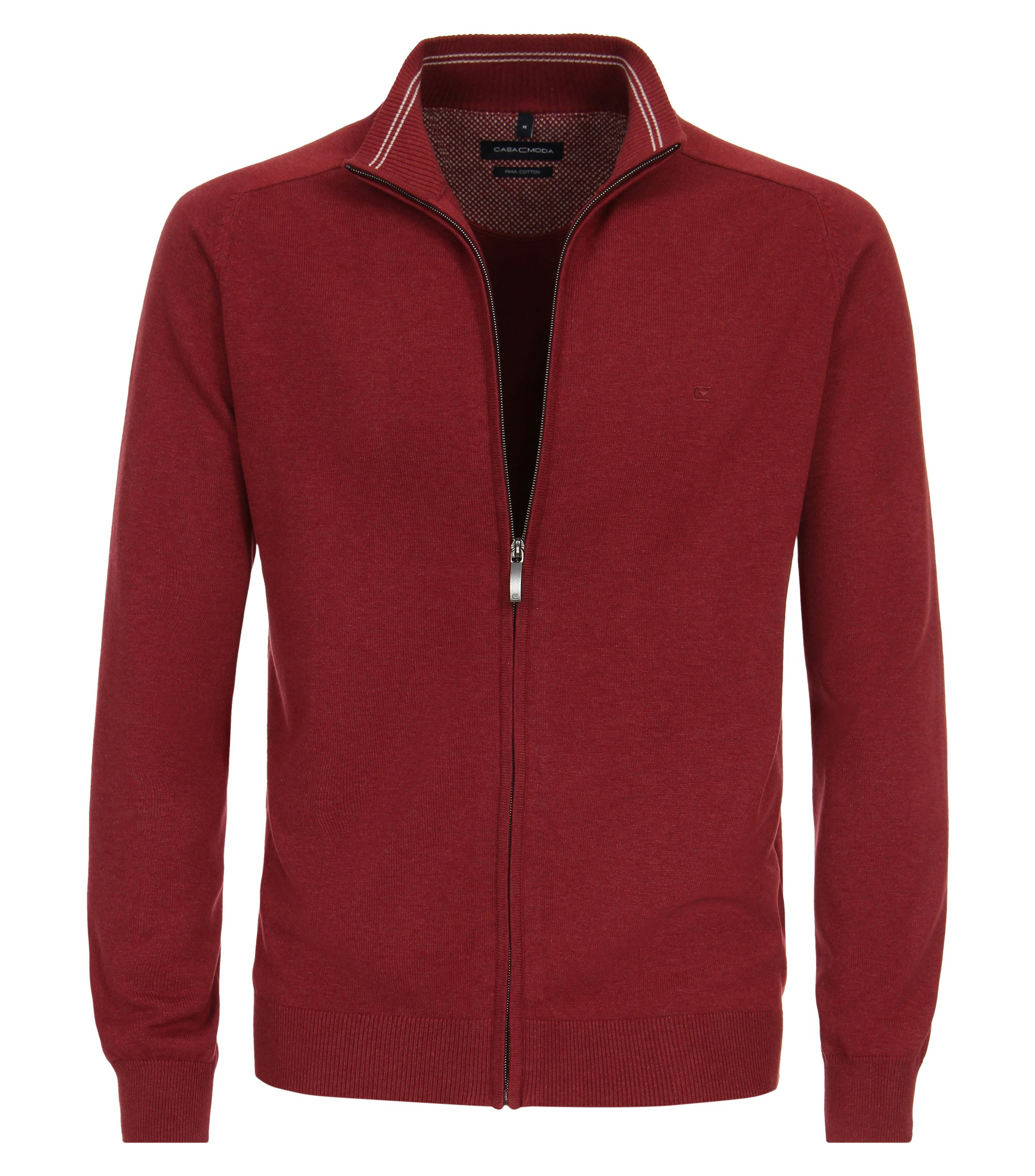 Das Model trägt eine Strickjacke im uni Muster in der Farbe Hellrot