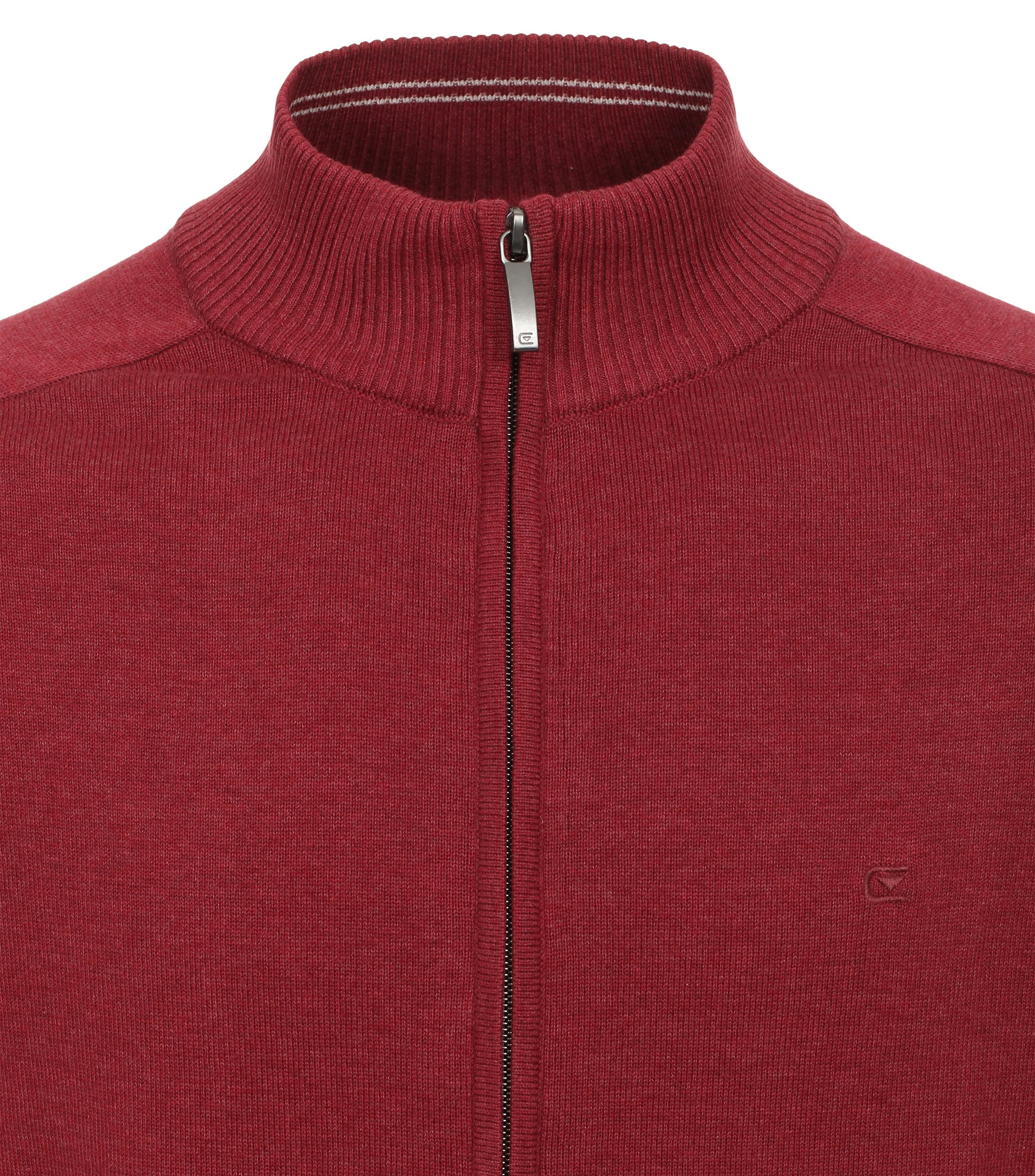 Das Model trägt eine Strickjacke im uni Muster in der Farbe Hellrot
