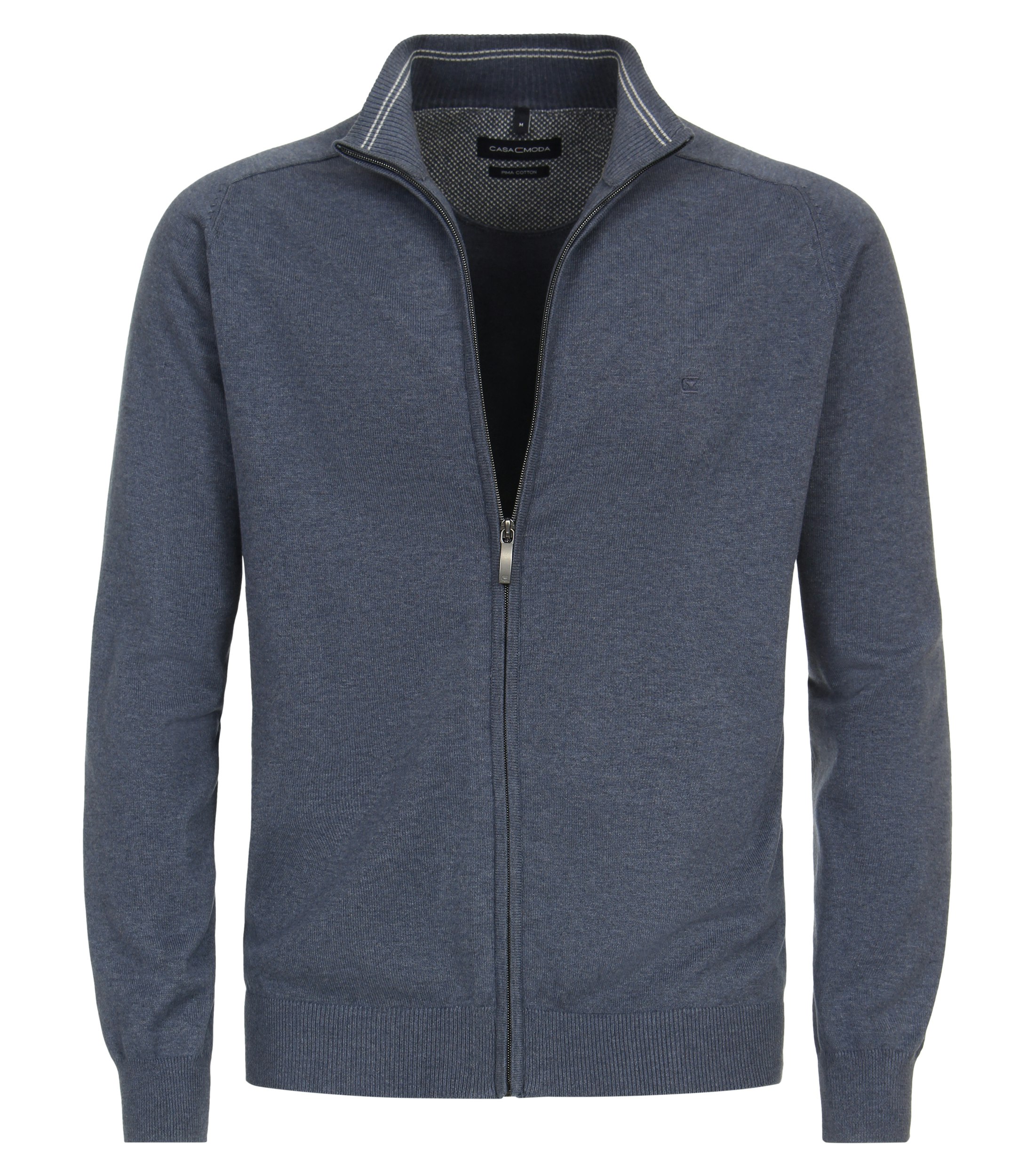 Das Model trägt eine Strickjacke im uni Muster in der Farbe dunkles Mittelblau