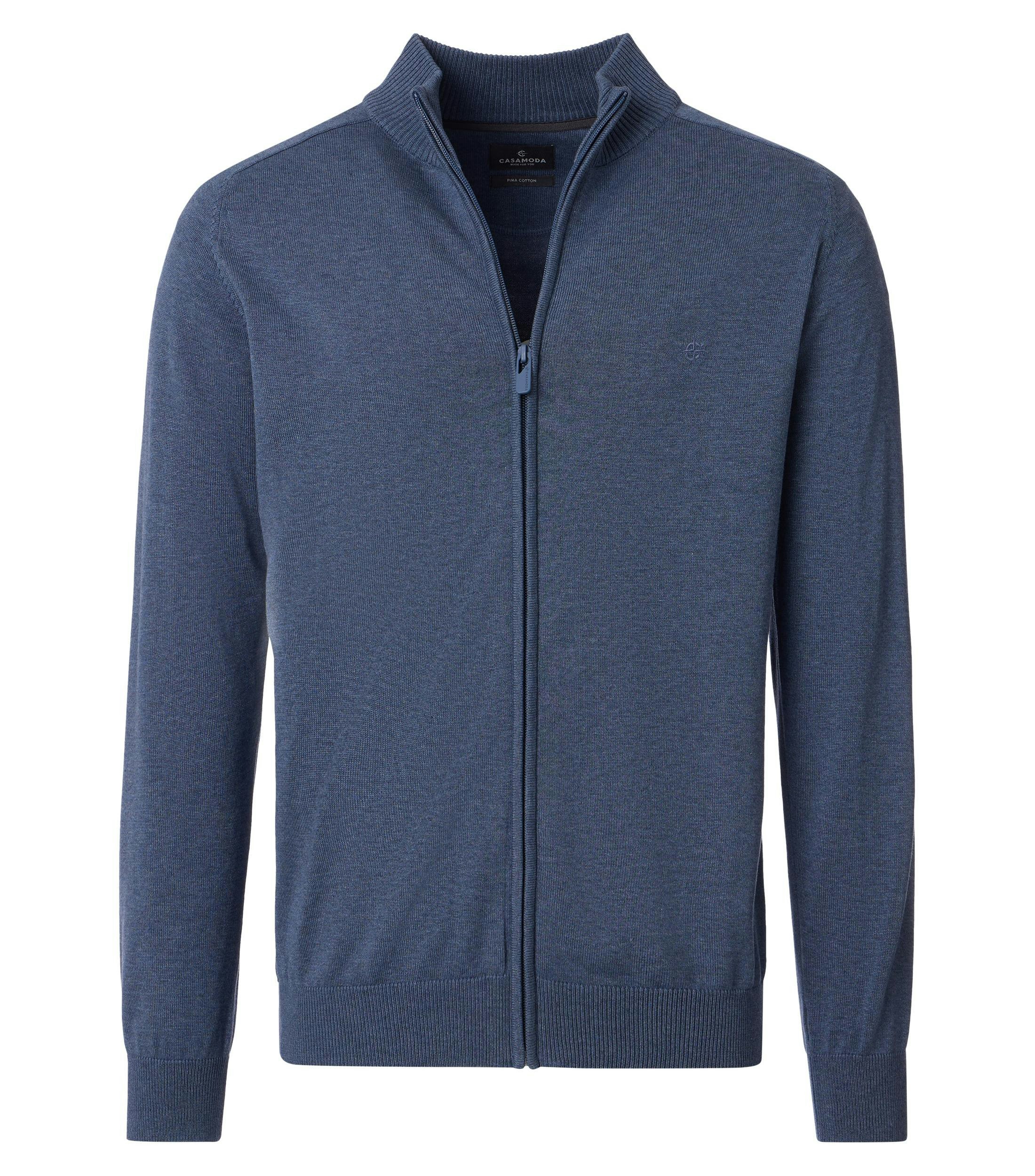 Das Model trägt eine Strickjacke im uni Muster in der Farbe dunkles Mittelblau