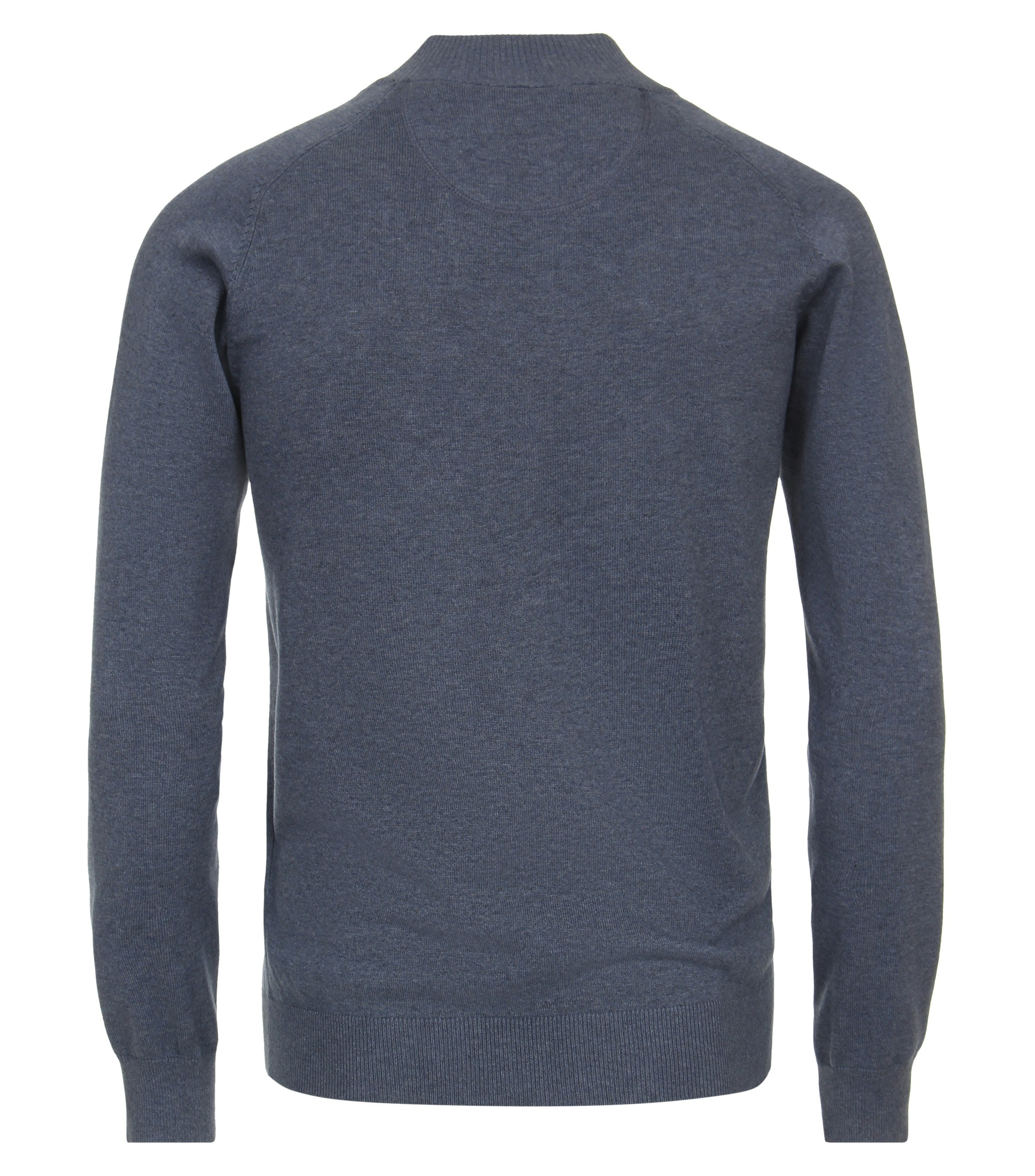 Das Model trägt eine Strickjacke im uni Muster in der Farbe dunkles Mittelblau