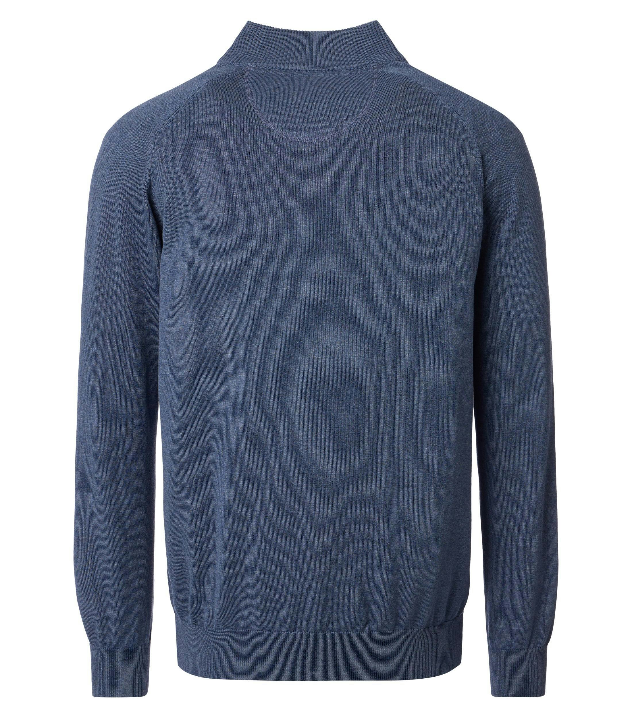 Das Model trägt eine Strickjacke im uni Muster in der Farbe dunkles Mittelblau