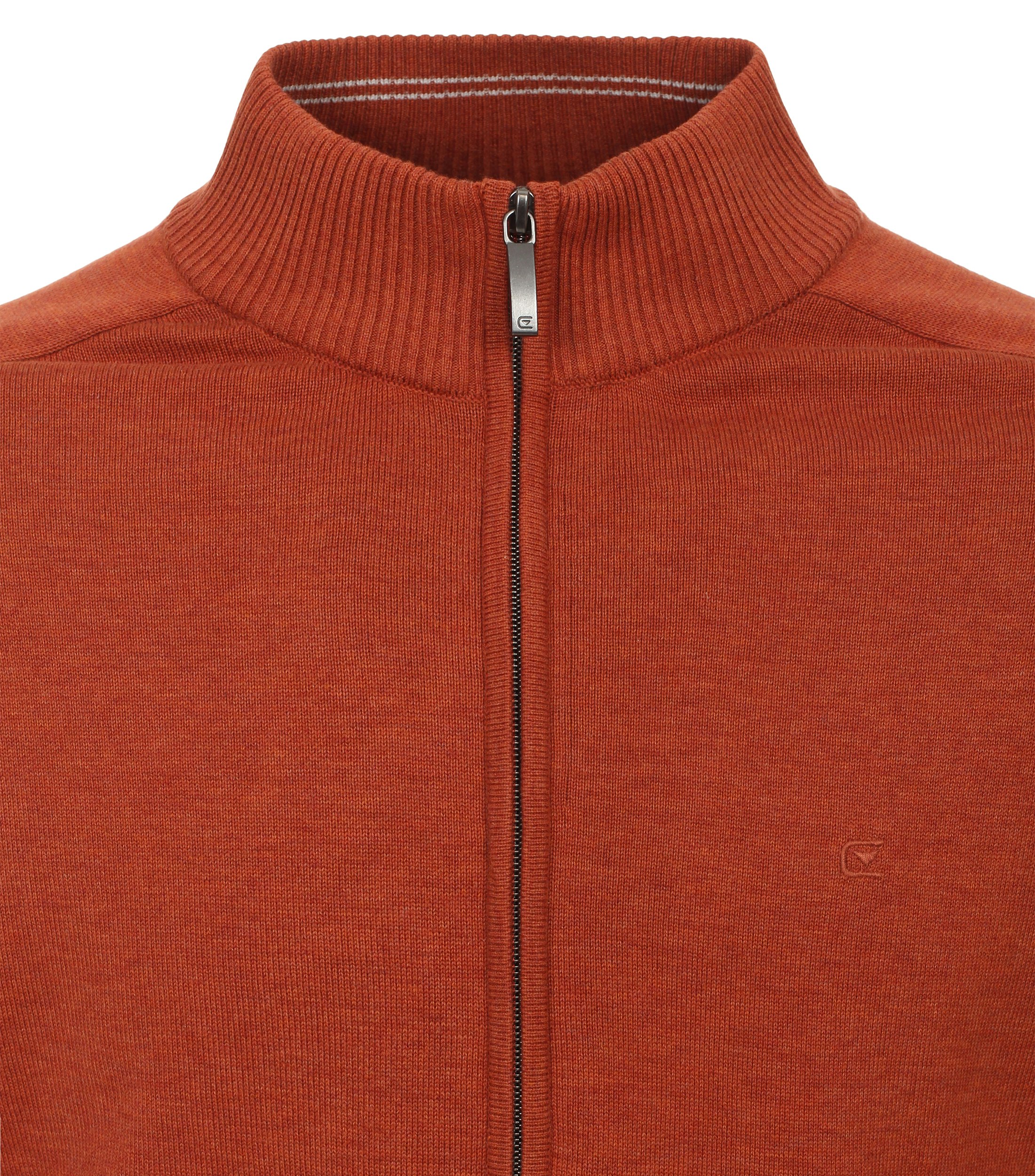 Das Model trägt eine Strickjacke im uni Muster in der Farbe Dunkelorange