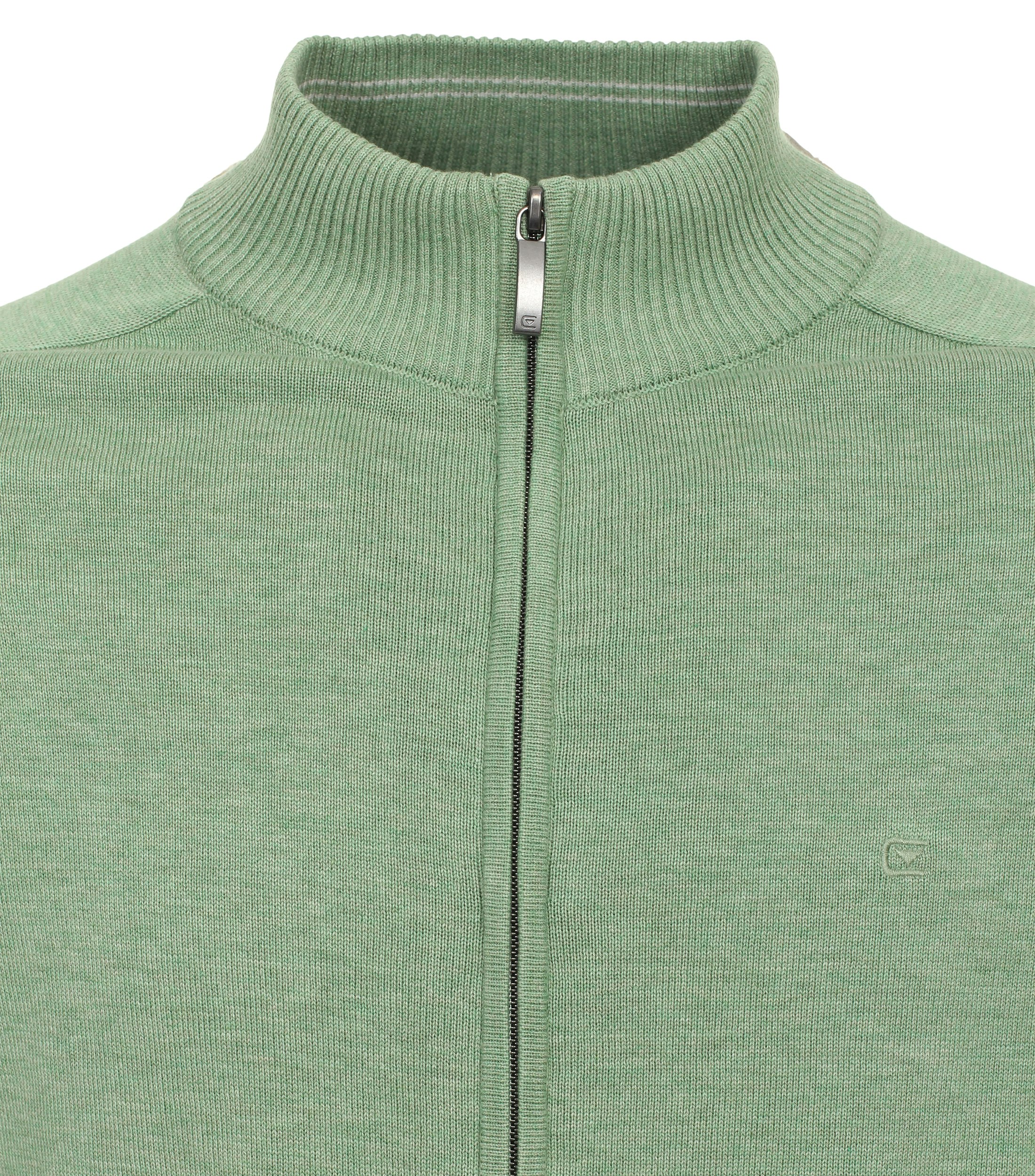 Das Model trägt eine Strickjacke im uni Muster in der Farbe Mint
