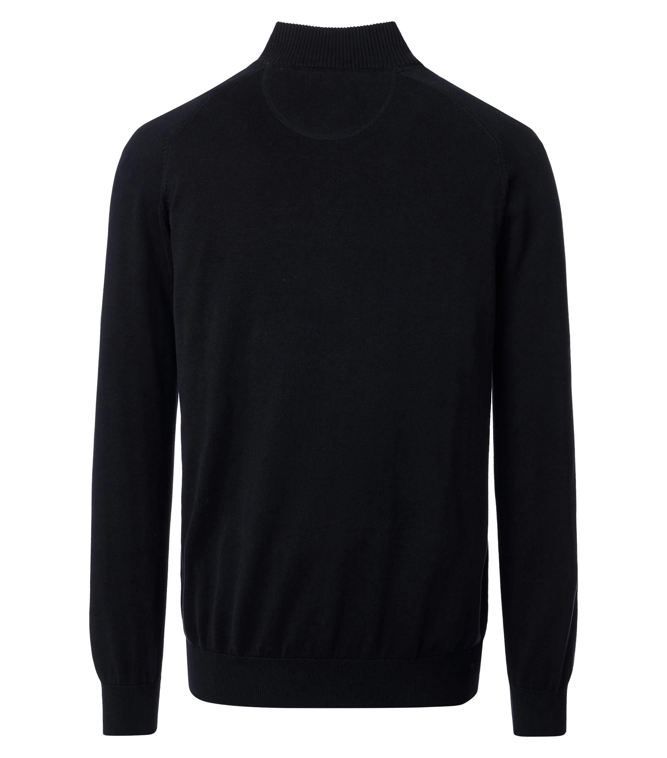 Das Model trägt eine Strickjacke im uni Muster in der Farbe Schwarz