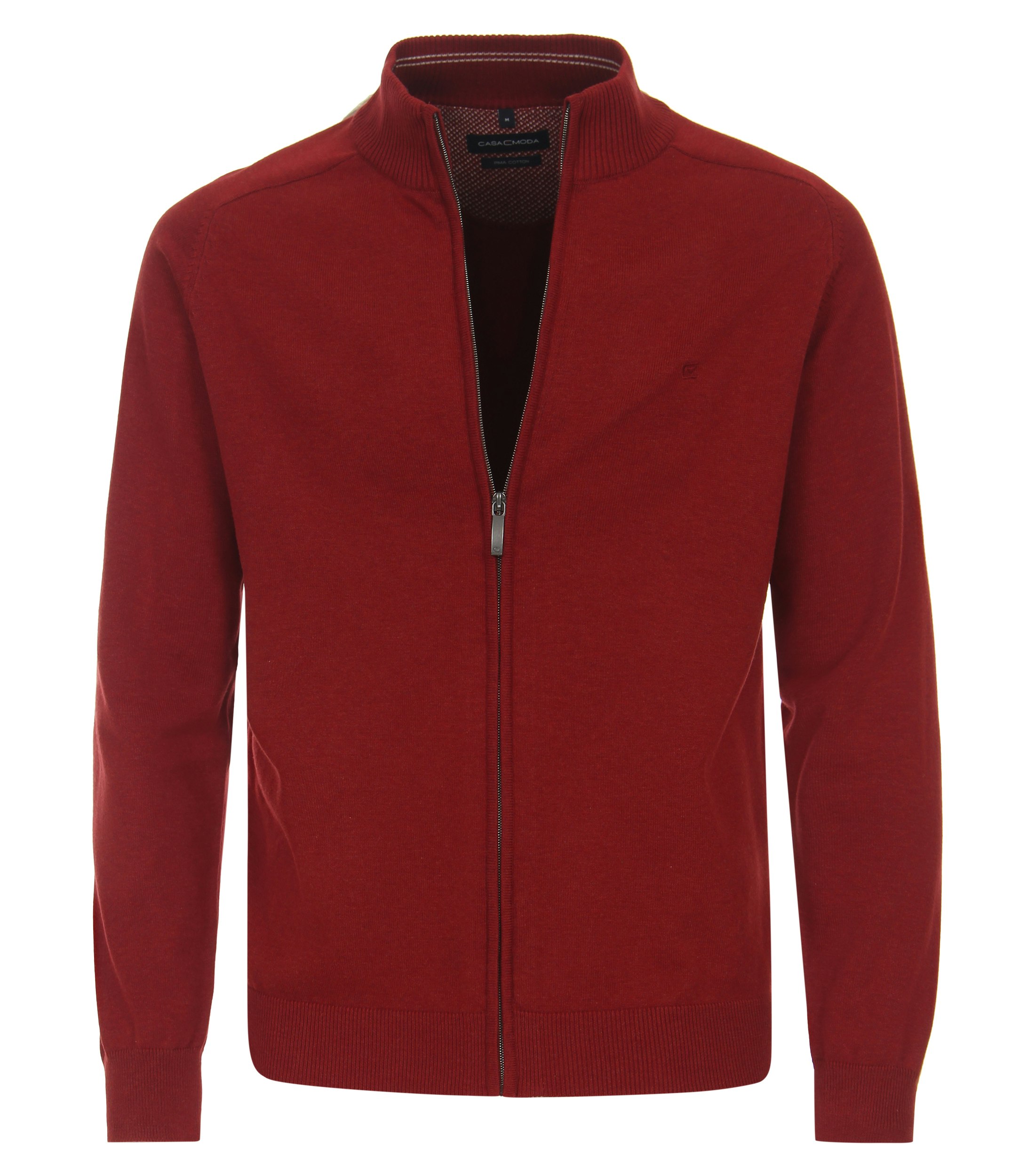 Das Model trägt eine Strickjacke im uni Muster in der Farbe Rot