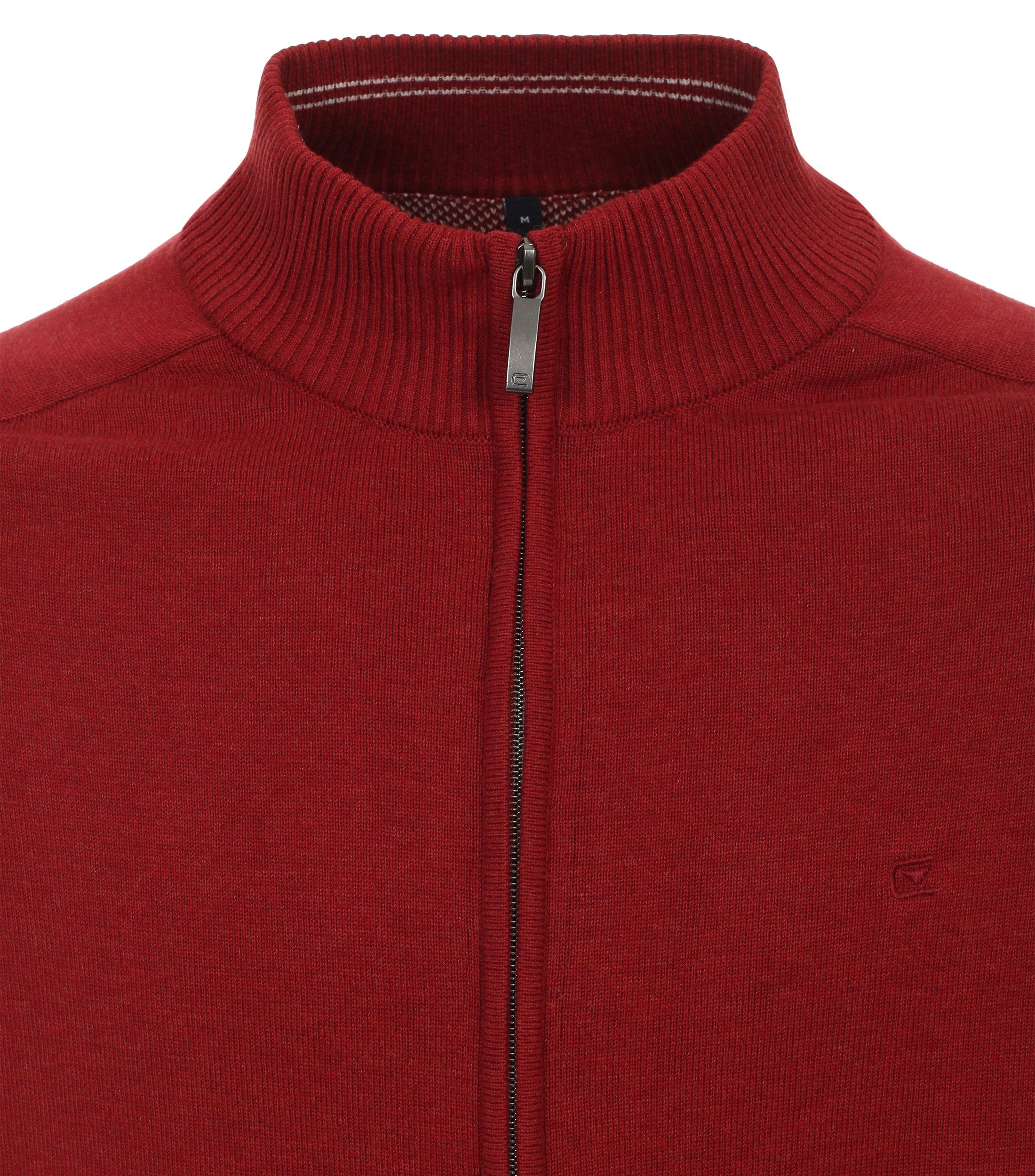 Das Model trägt eine Strickjacke im uni Muster in der Farbe Rot