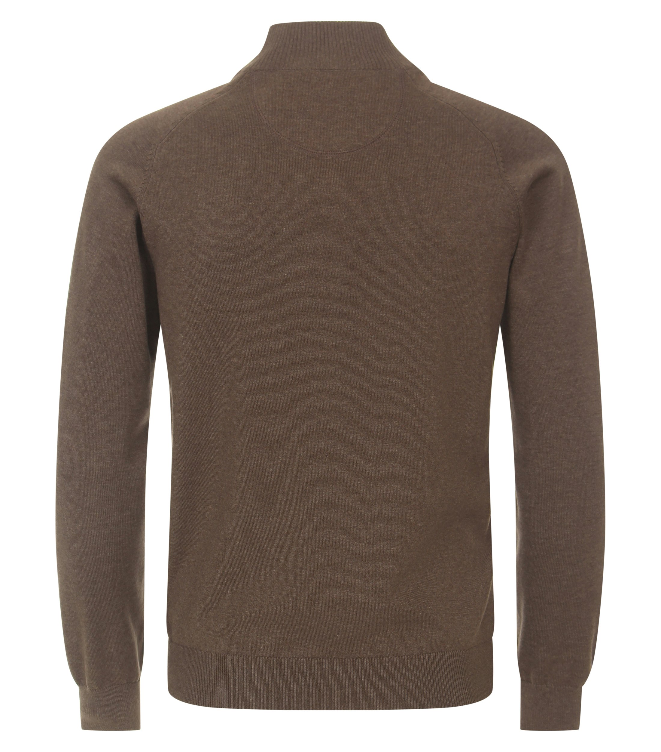 Das Model trägt eine Strickjacke im uni Muster in der Farbe Champagner Braun