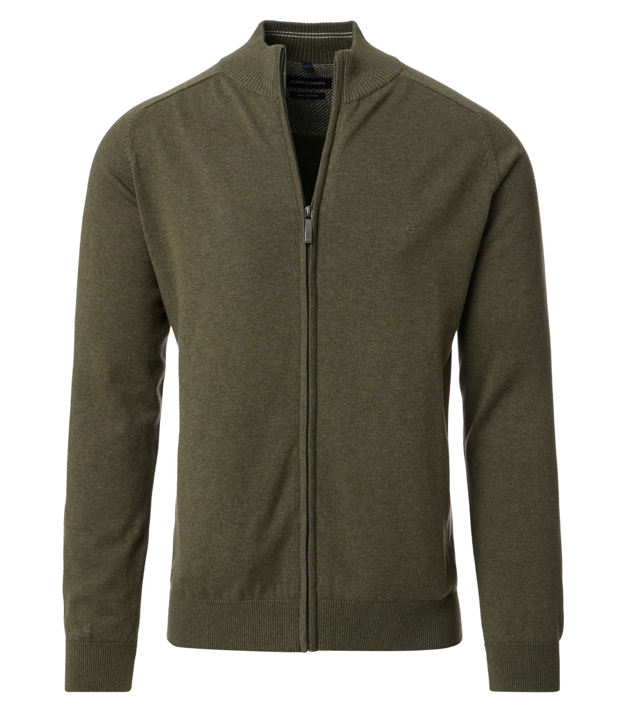 Das Model trägt eine Strickjacke im uni Muster in der Farbe Grün