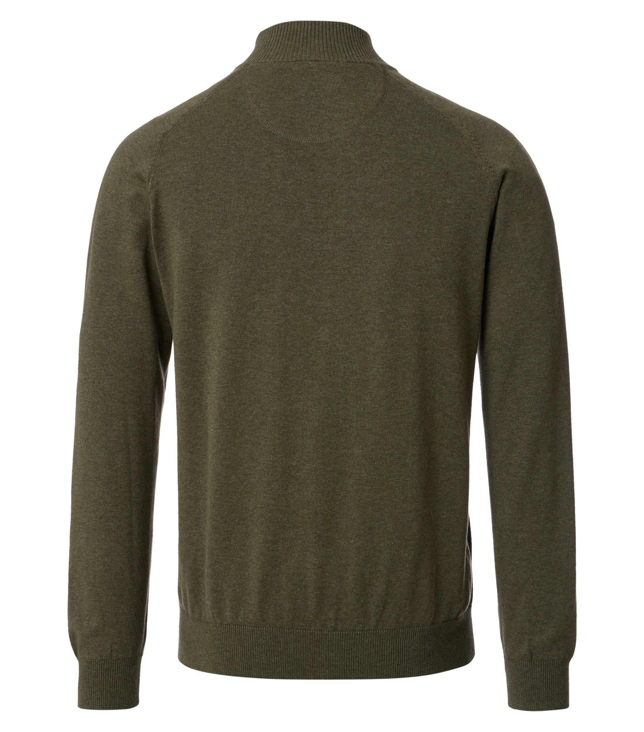 Das Model trägt eine Strickjacke im uni Muster in der Farbe Grün