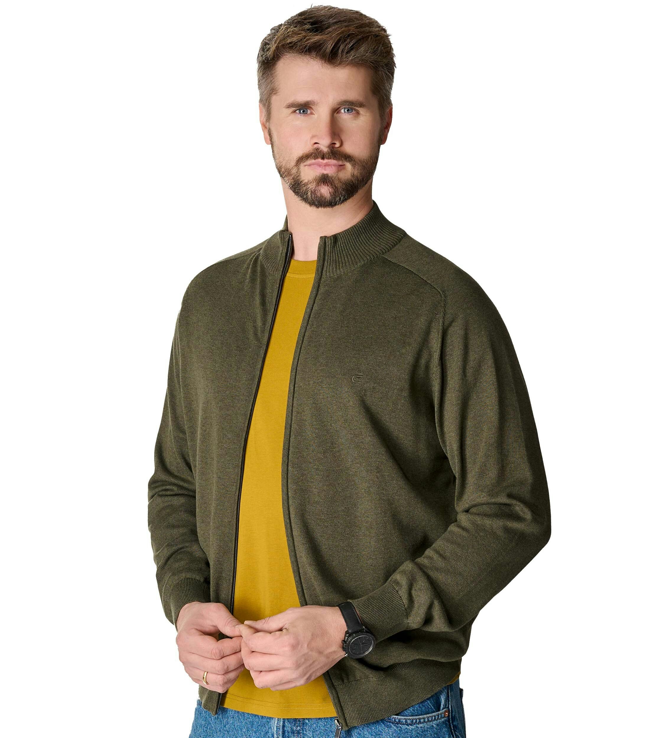 Das Model trägt eine Strickjacke im uni Muster in der Farbe Grün