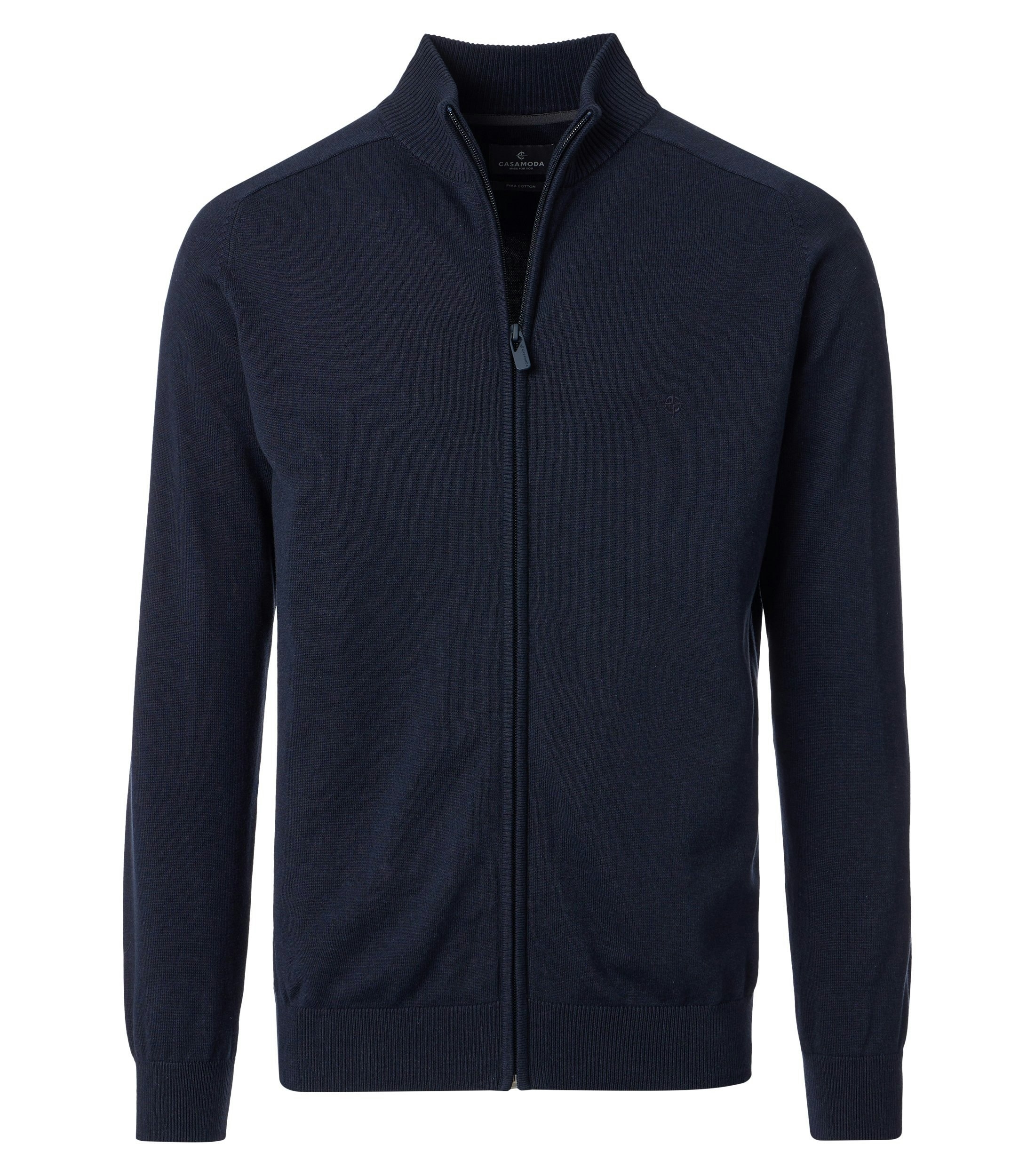 Das Model trägt eine Strickjacke im uni Muster in der Farbe Dunkelblau