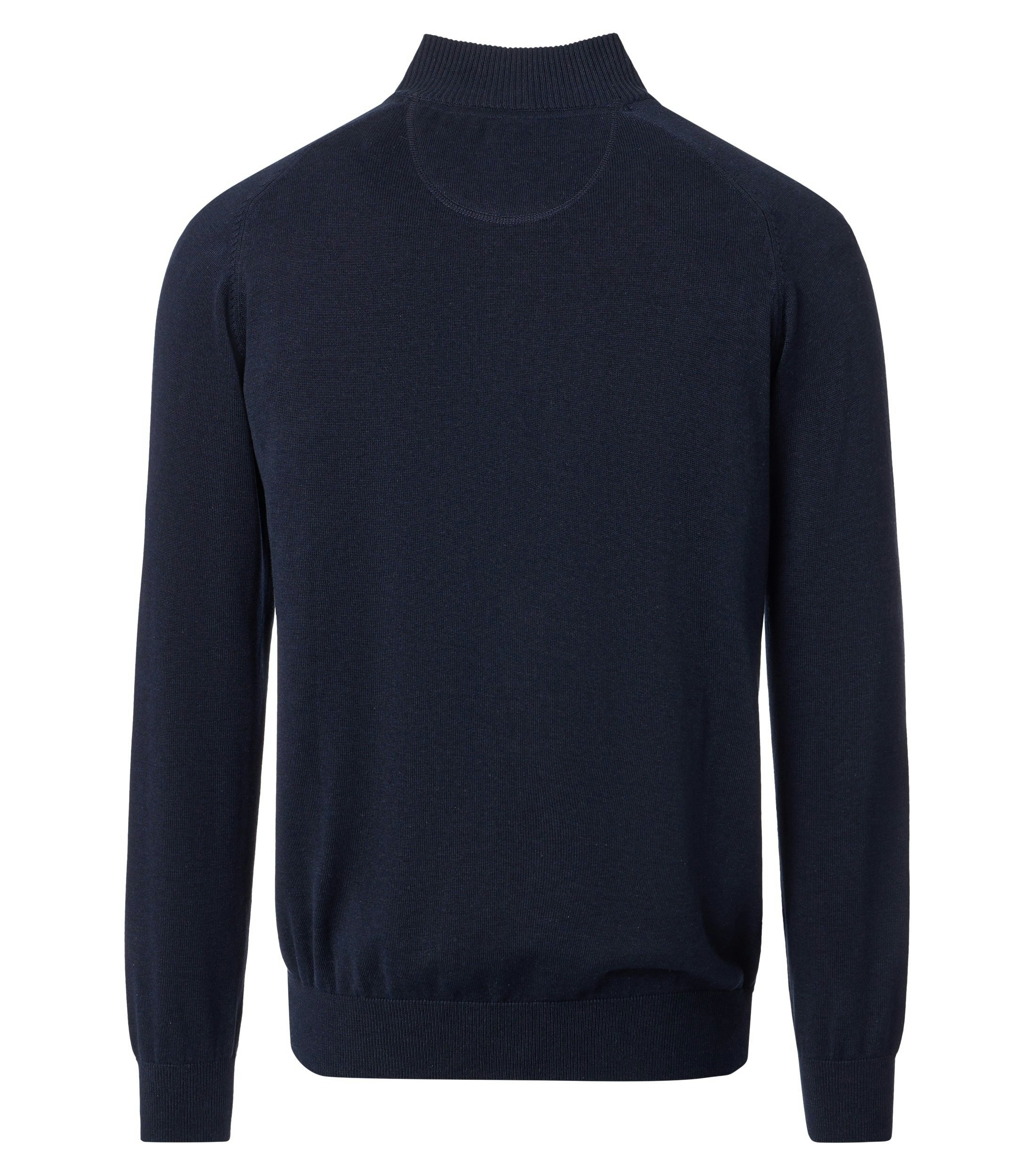 Das Model trägt eine Strickjacke im uni Muster in der Farbe Dunkelblau