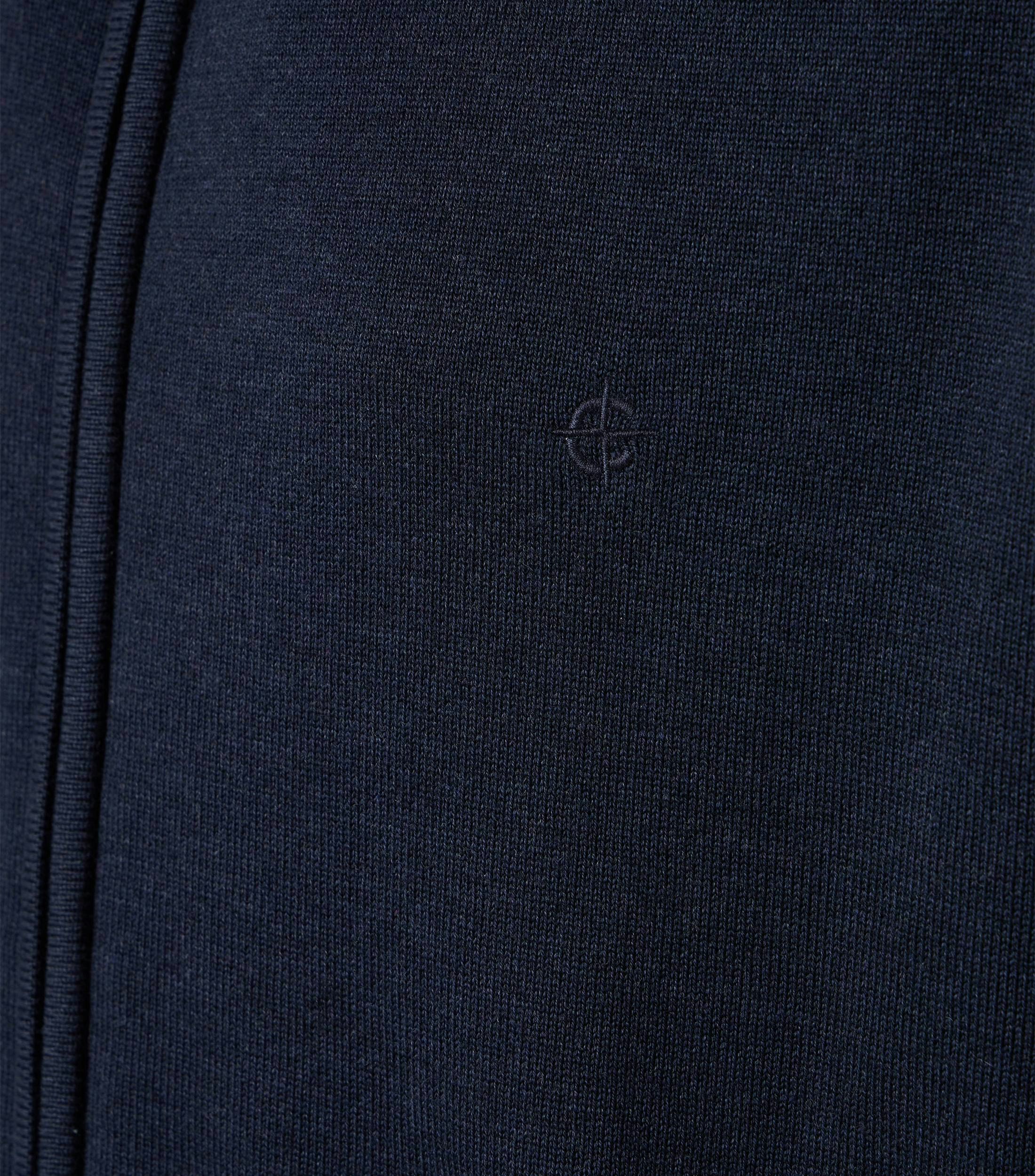 Das Model trägt eine Strickjacke im uni Muster in der Farbe Dunkelblau