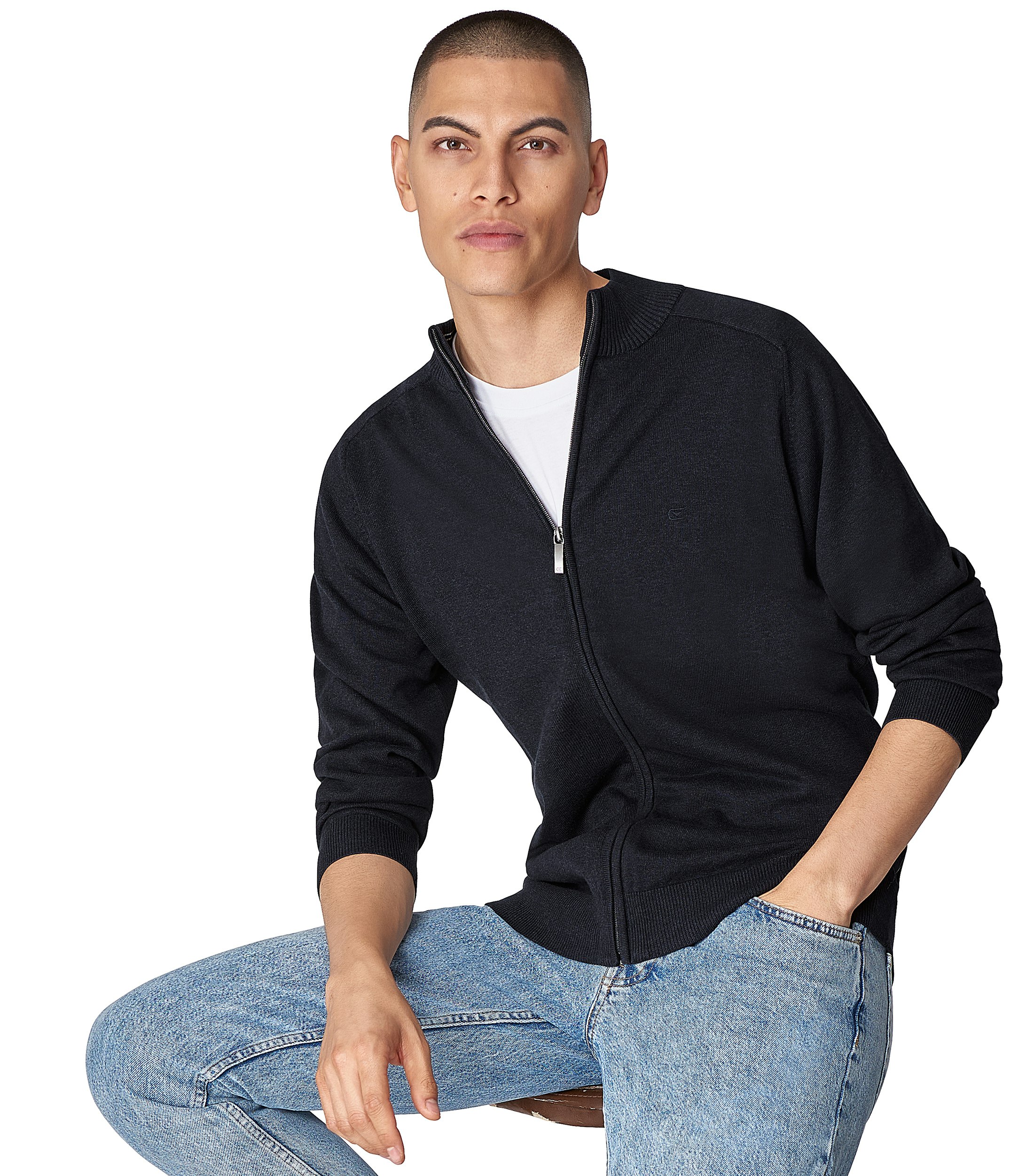 Das Model trägt eine Strickjacke im uni Muster in der Farbe Dunkelblau