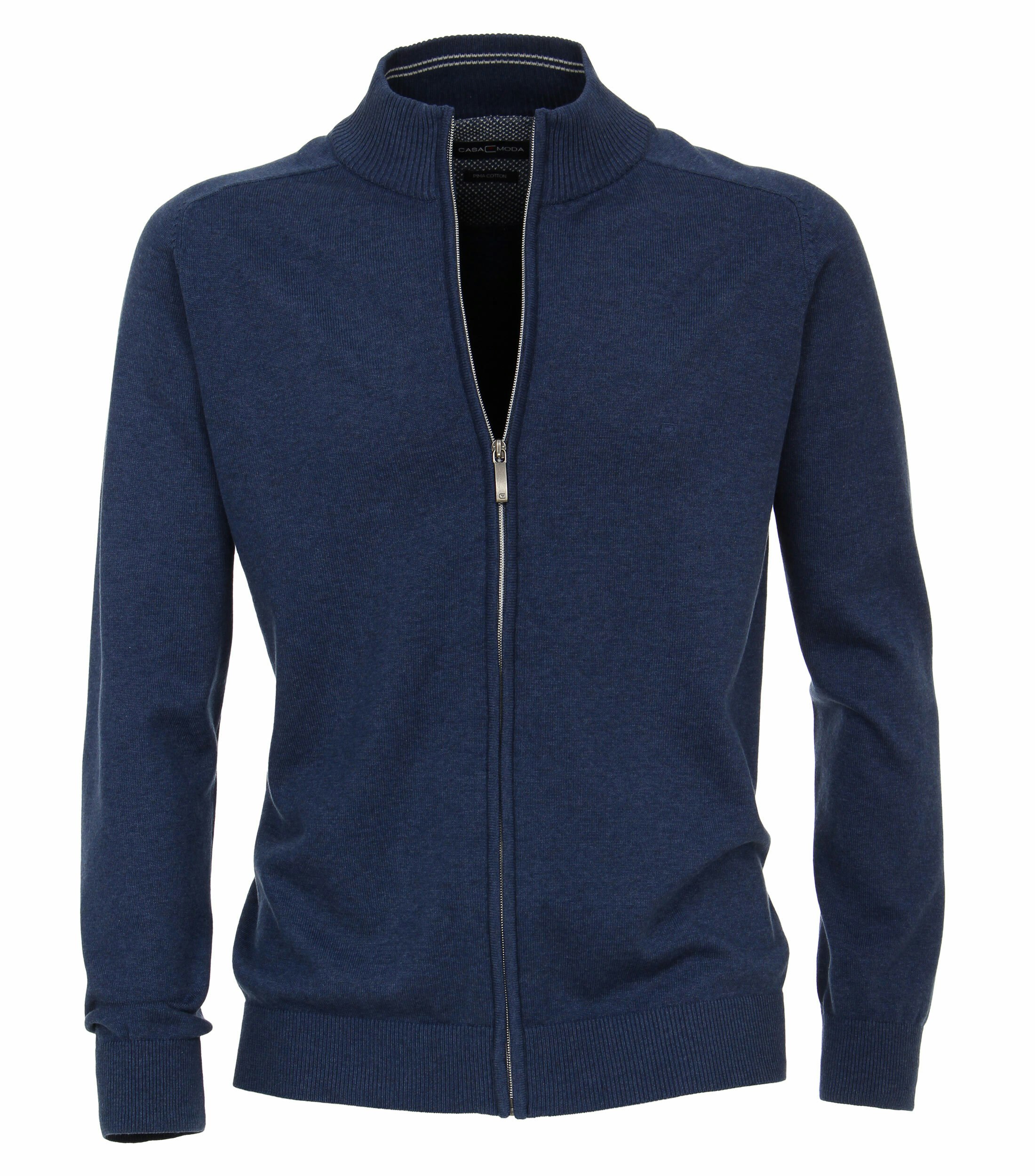 Das Model trägt eine Strickjacke im uni Muster in der Farbe Aquadunkelblau
