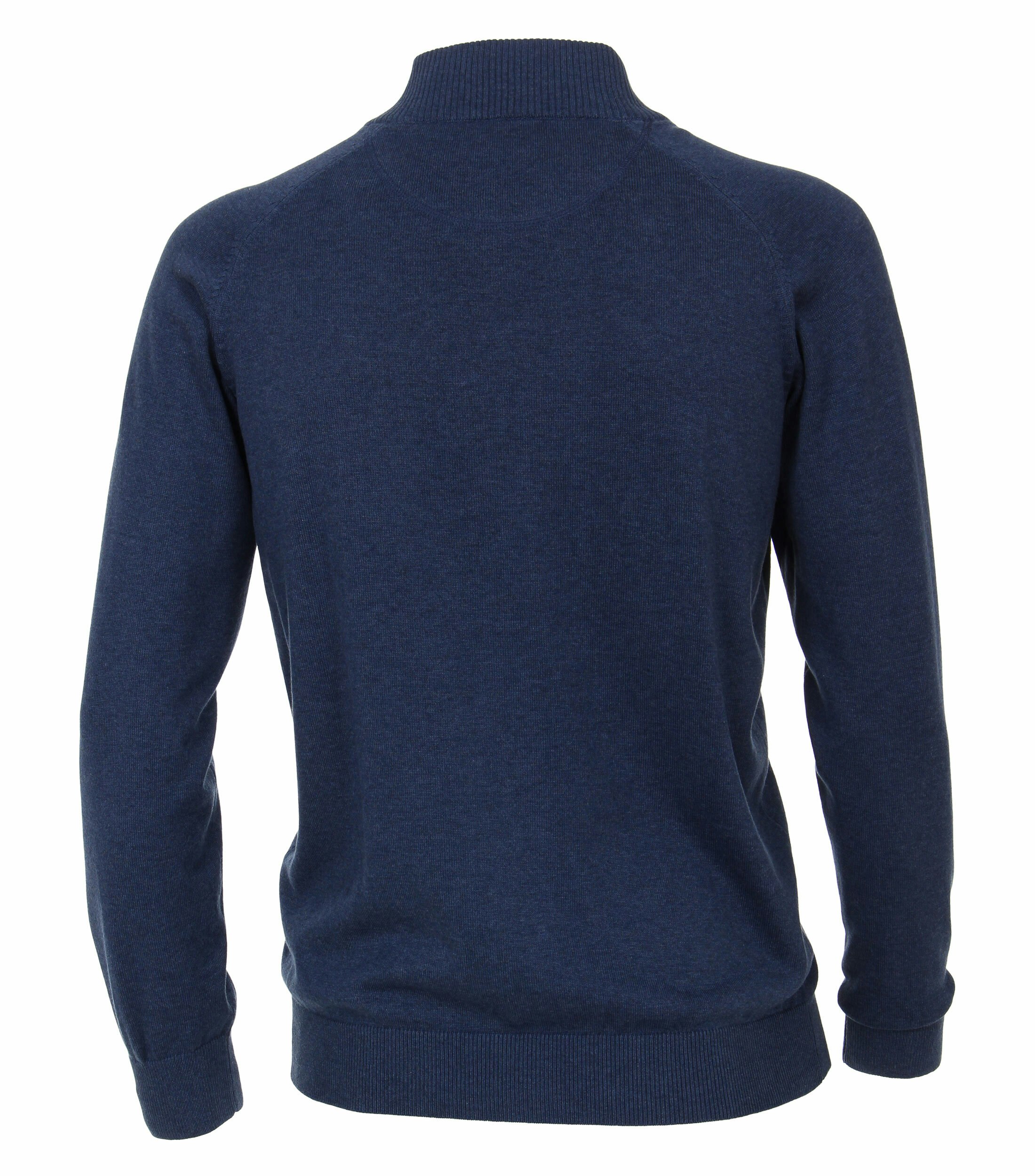 Das Model trägt eine Strickjacke im uni Muster in der Farbe Aquadunkelblau