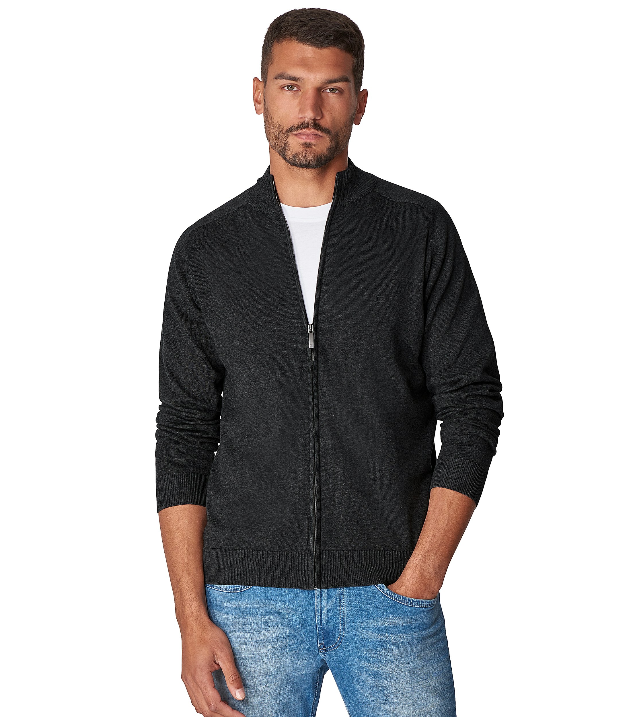 Das Model trägt eine Strickjacke im uni Muster in der Farbe Grauschwarz