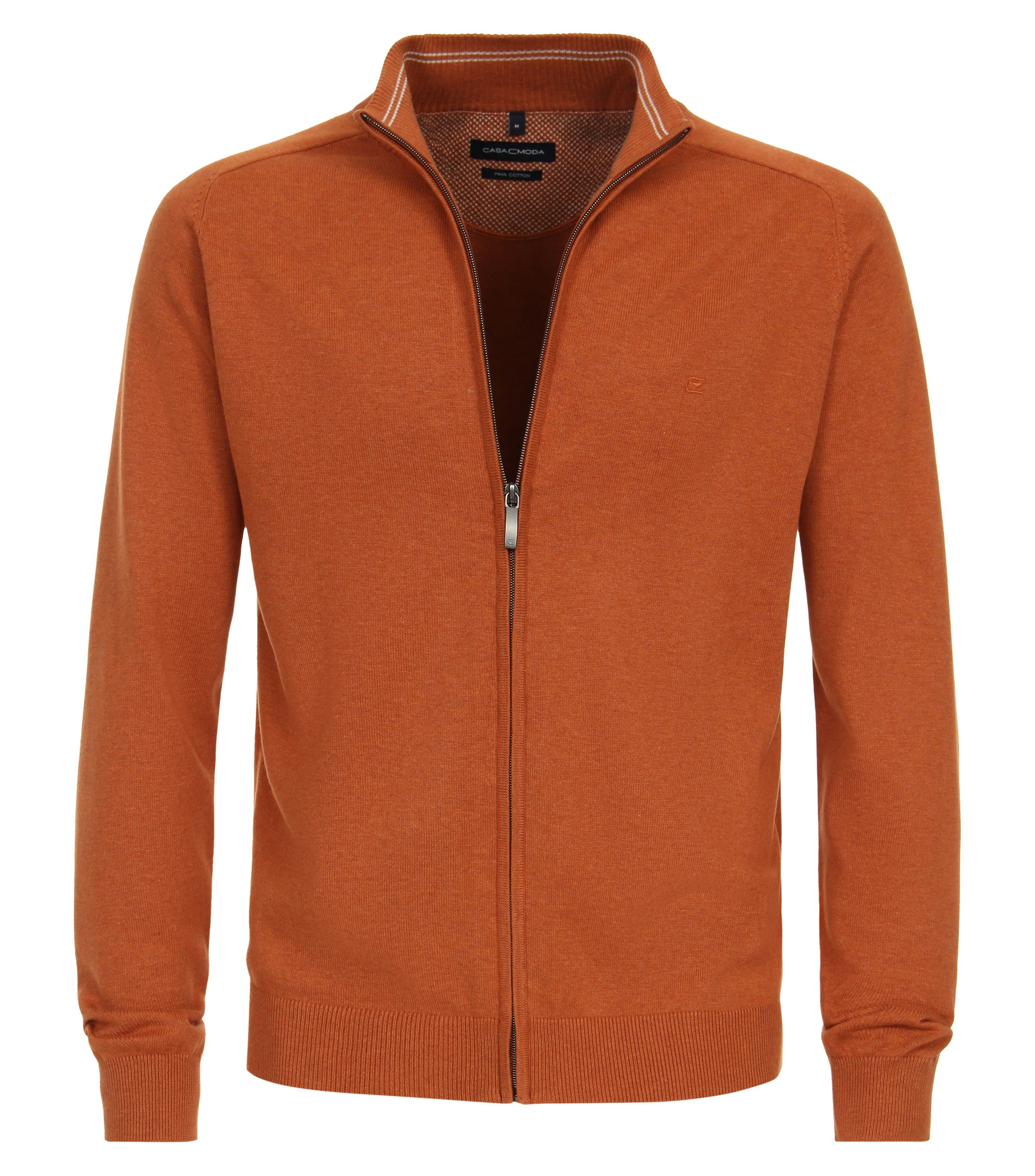 Das Model trägt eine Strickjacke im uni Muster in der Farbe Orange