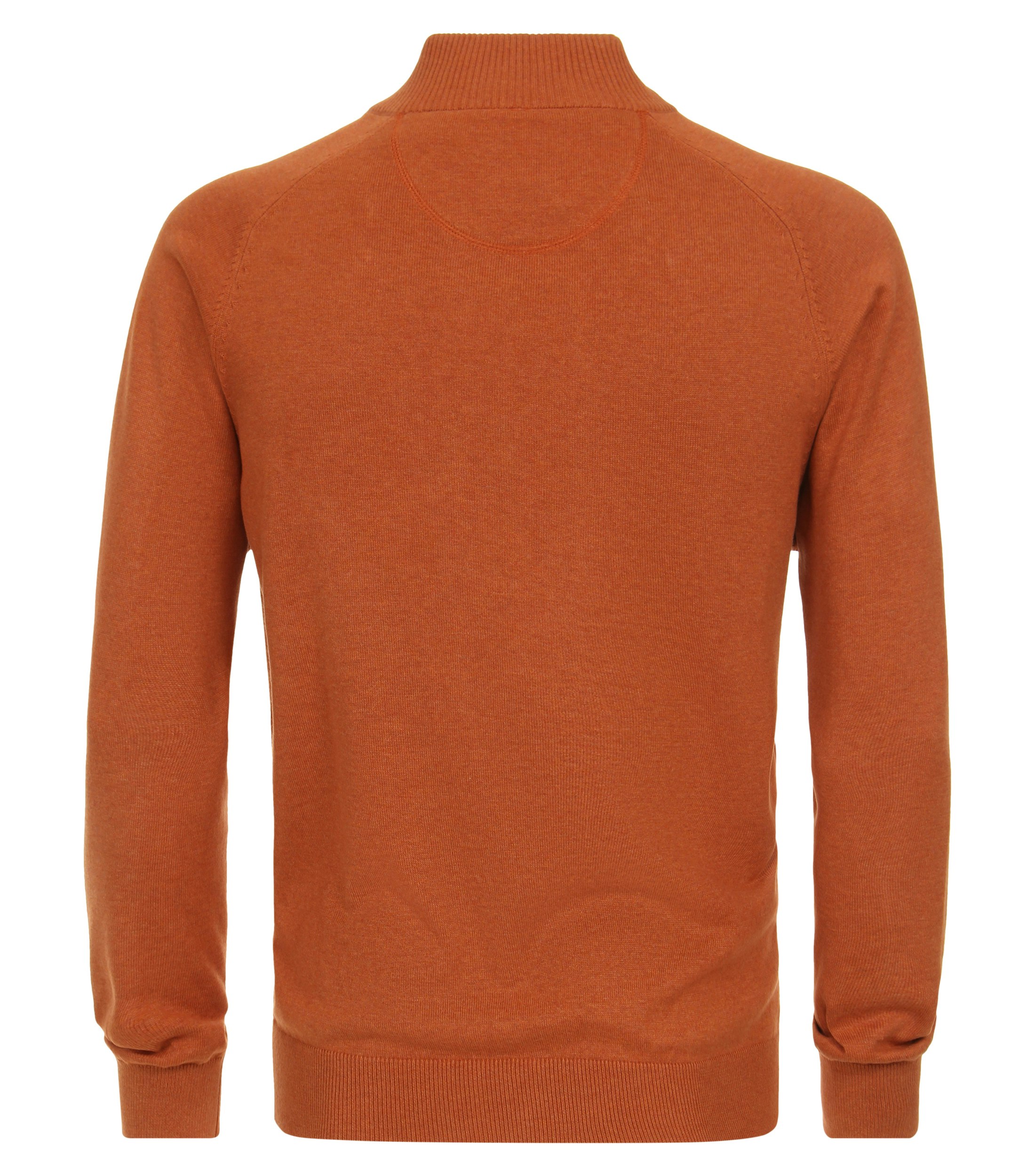 Das Model trägt eine Strickjacke im uni Muster in der Farbe Orange