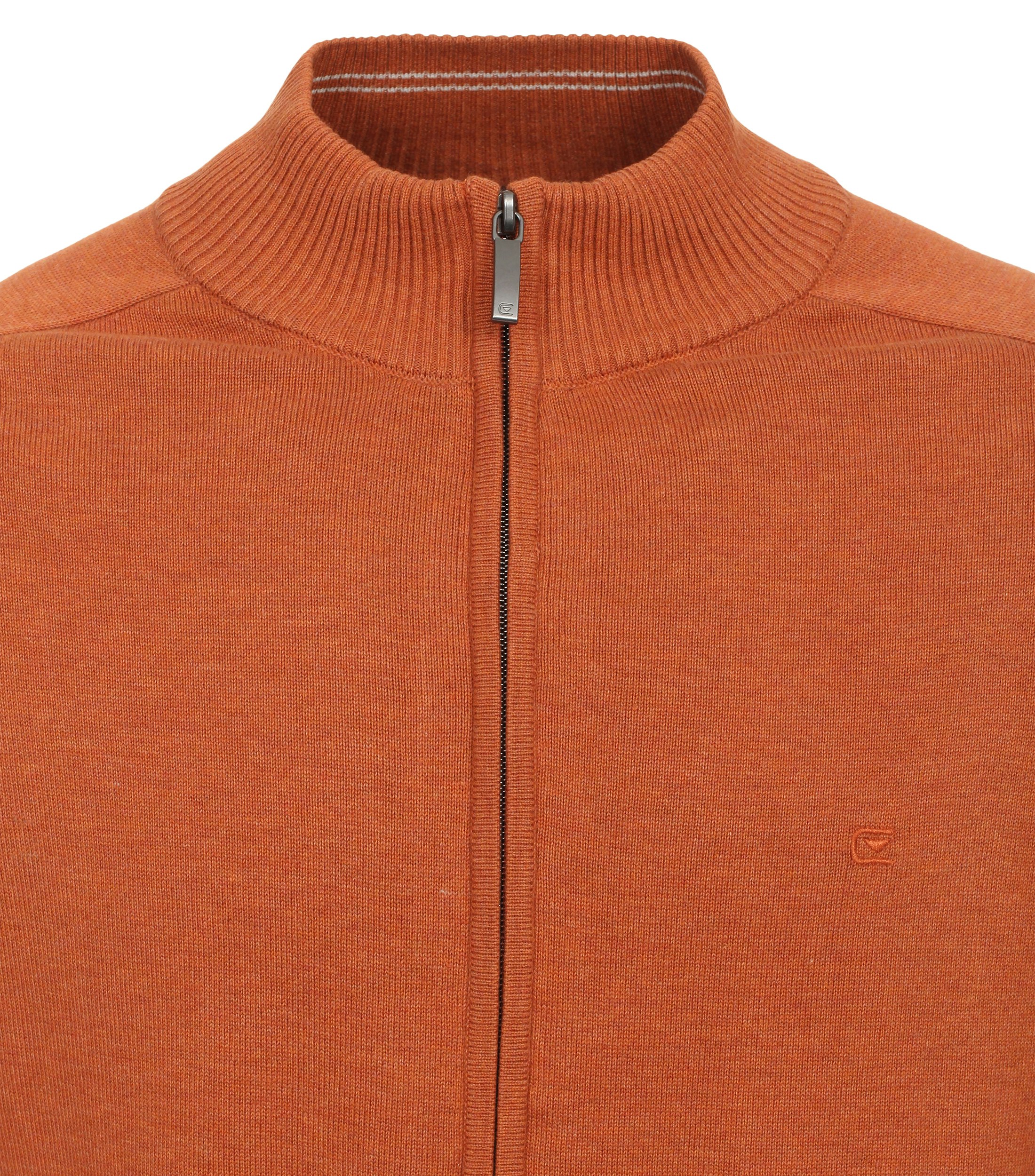 Das Model trägt eine Strickjacke im uni Muster in der Farbe Orange