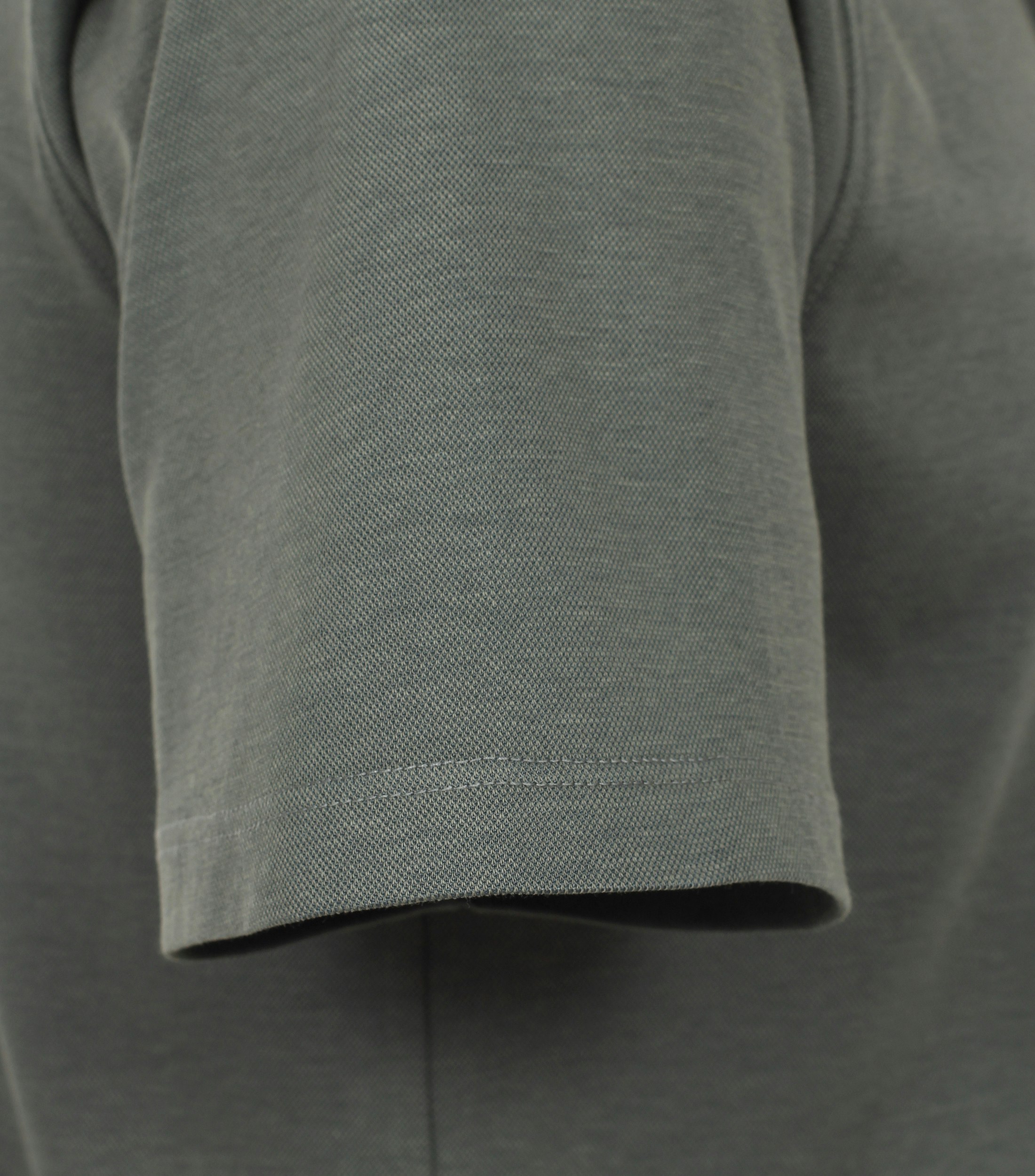 Ein Polo-Shirt im uni Muster in der Farbe Olive