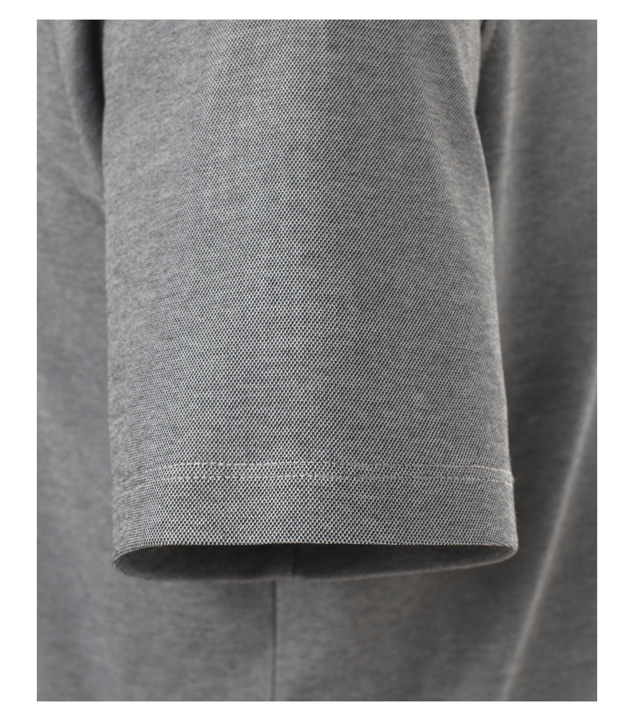 Ein Polo-Shirt im uni Muster in der Farbe Grau