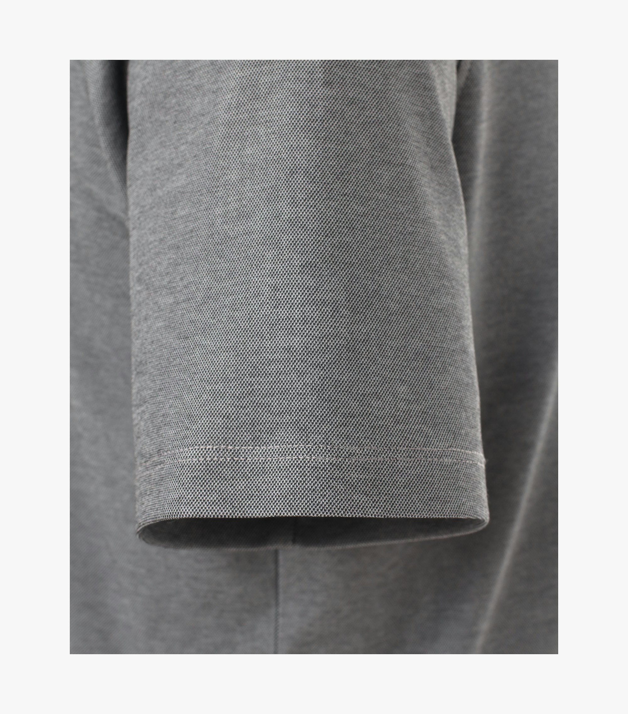 Ein Polo-Shirt im uni Muster in der Farbe Grau