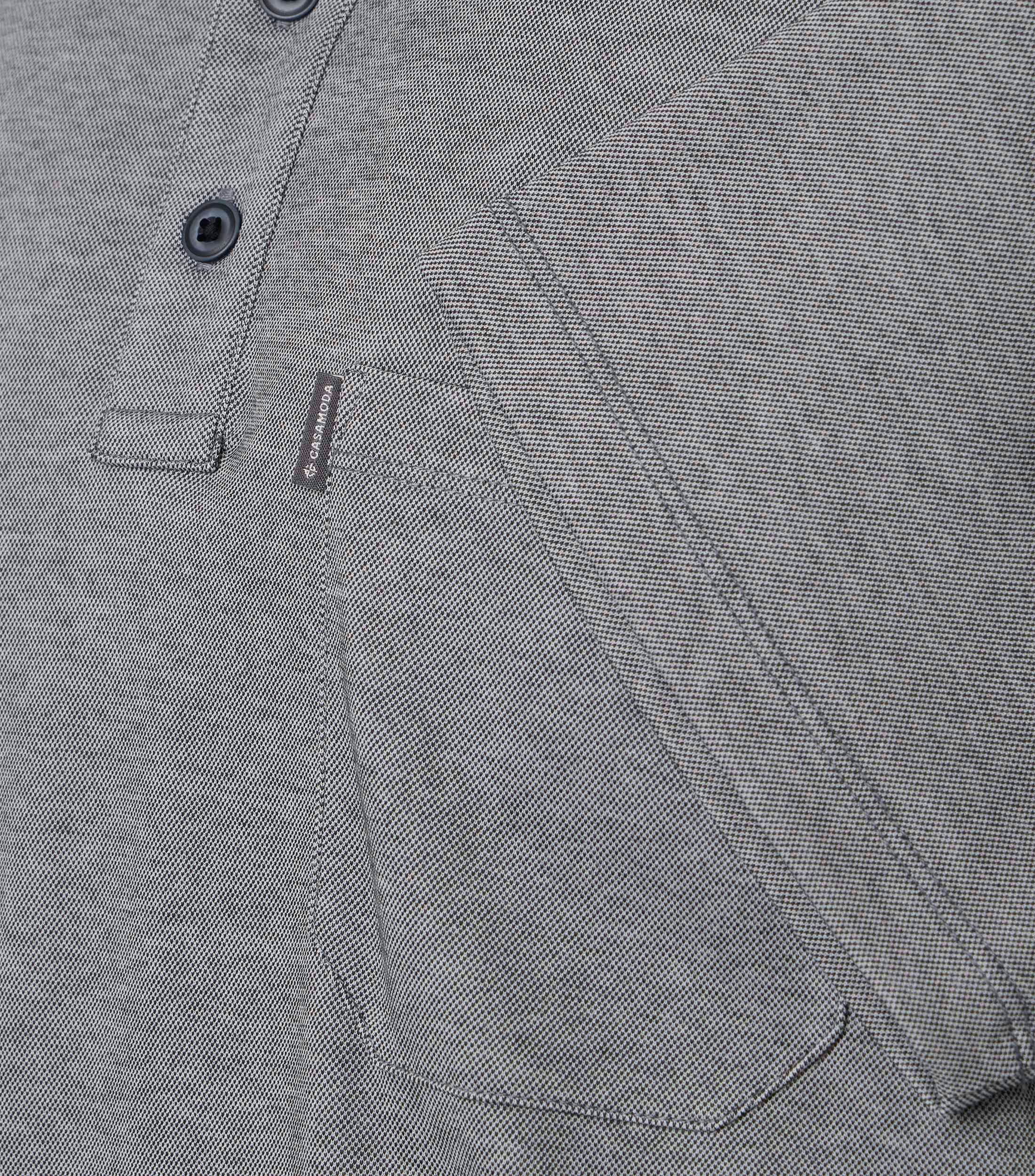 Ein Polo-Shirt im uni Muster in der Farbe Grau