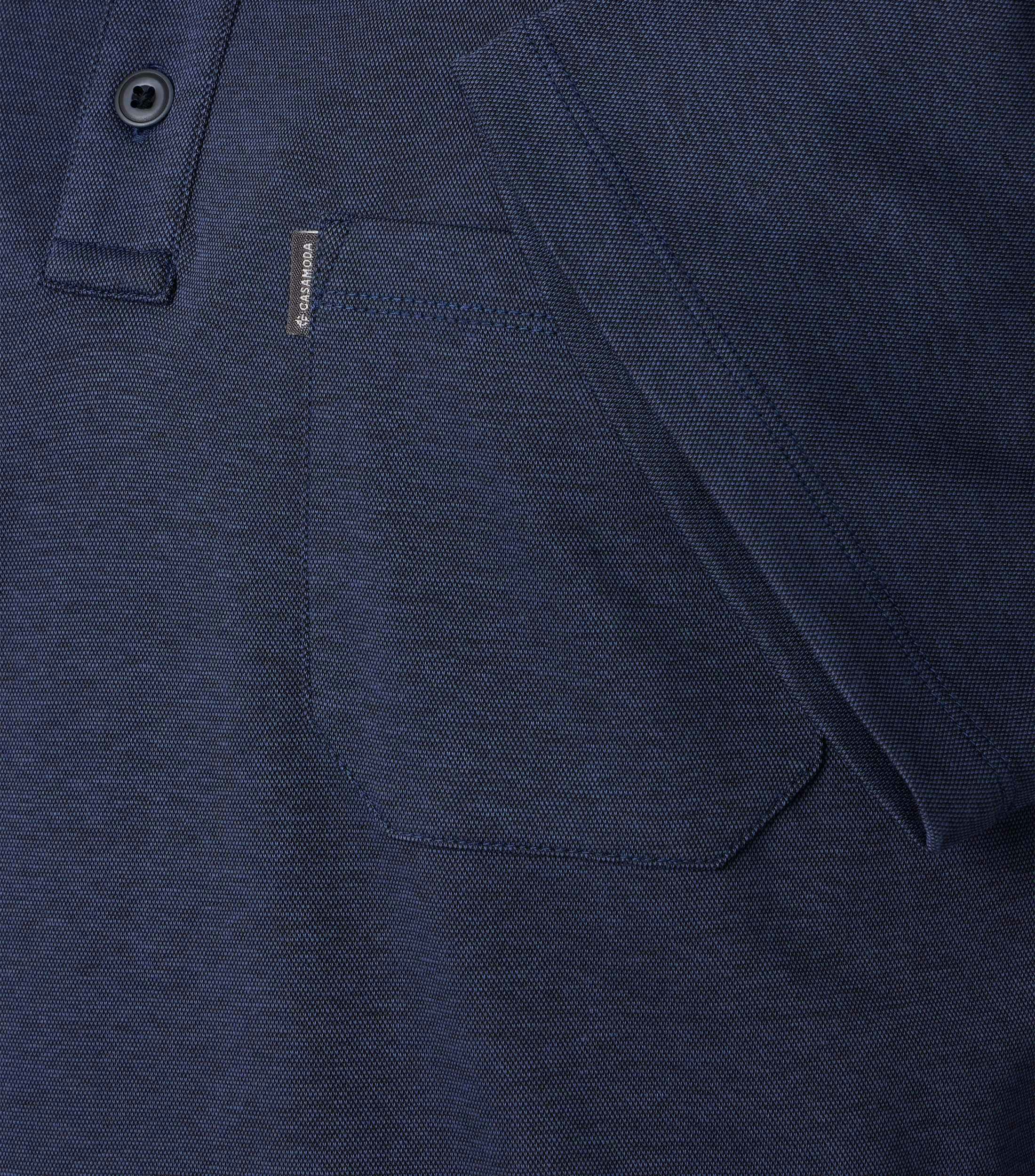 Ein Polo-Shirt im uni Muster in der Farbe graues Dunkelblau