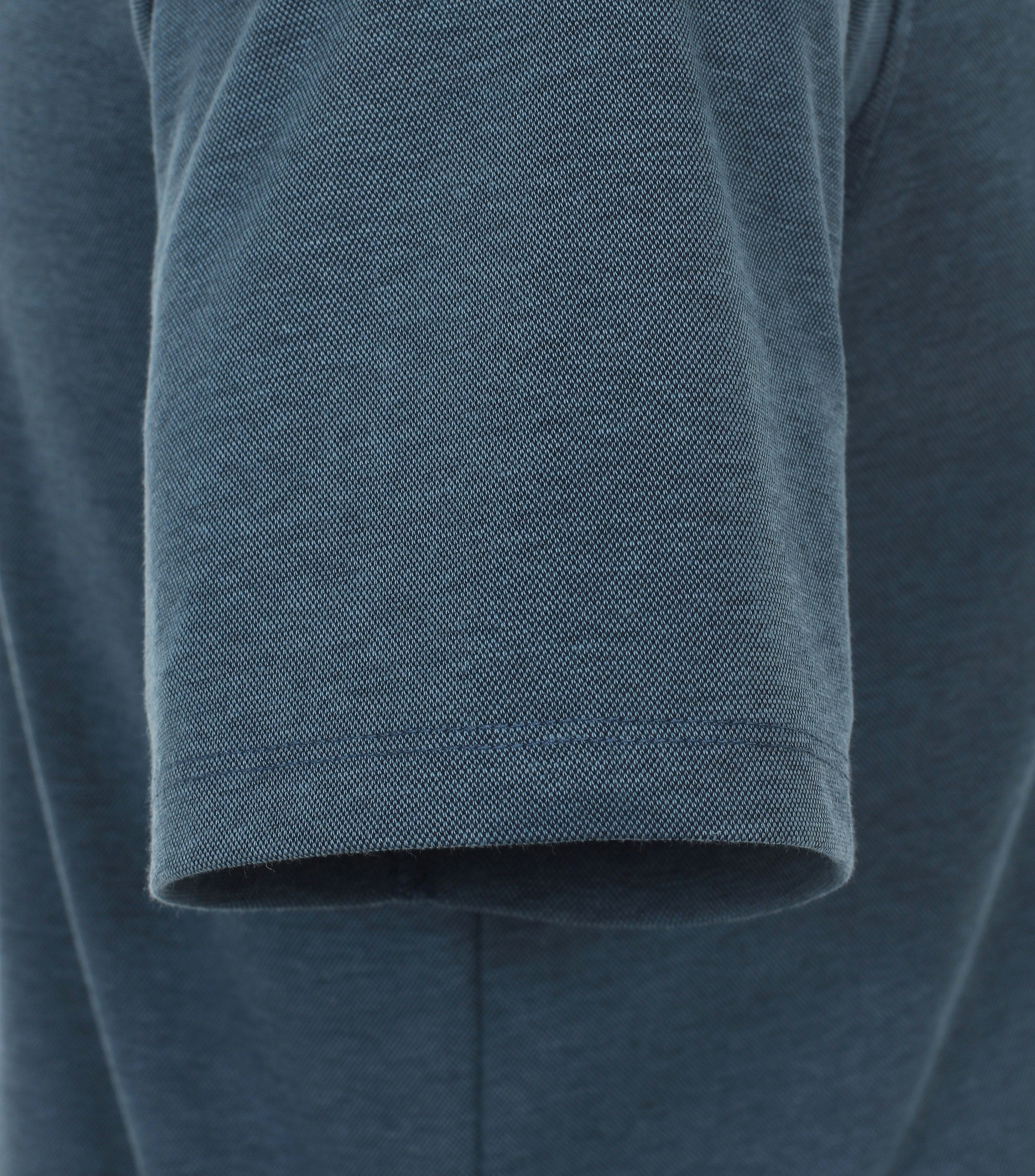 Ein Polo-Shirt im uni Muster in der Farbe Türkisblau