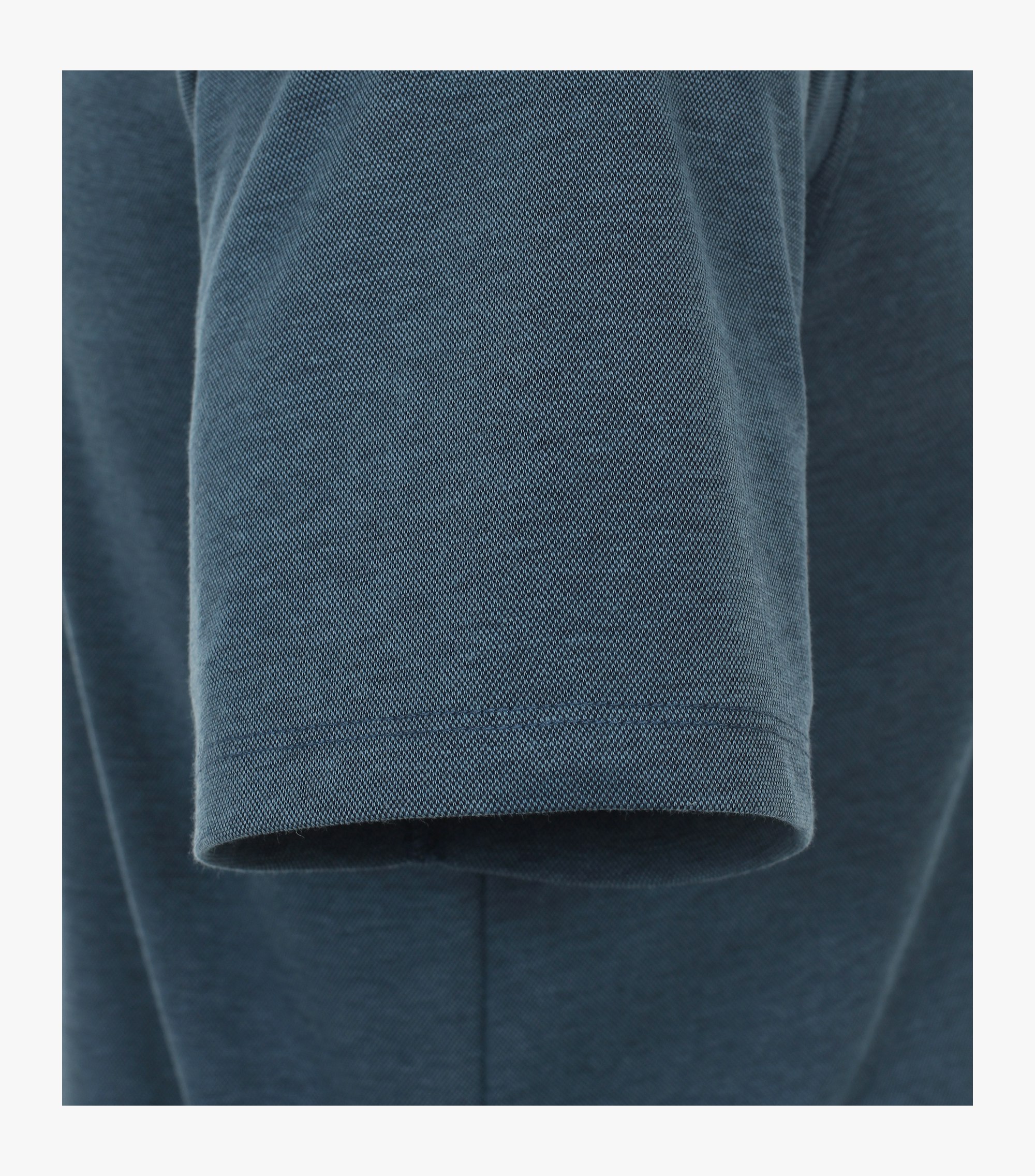 Ein Polo-Shirt im uni Muster in der Farbe Türkisblau