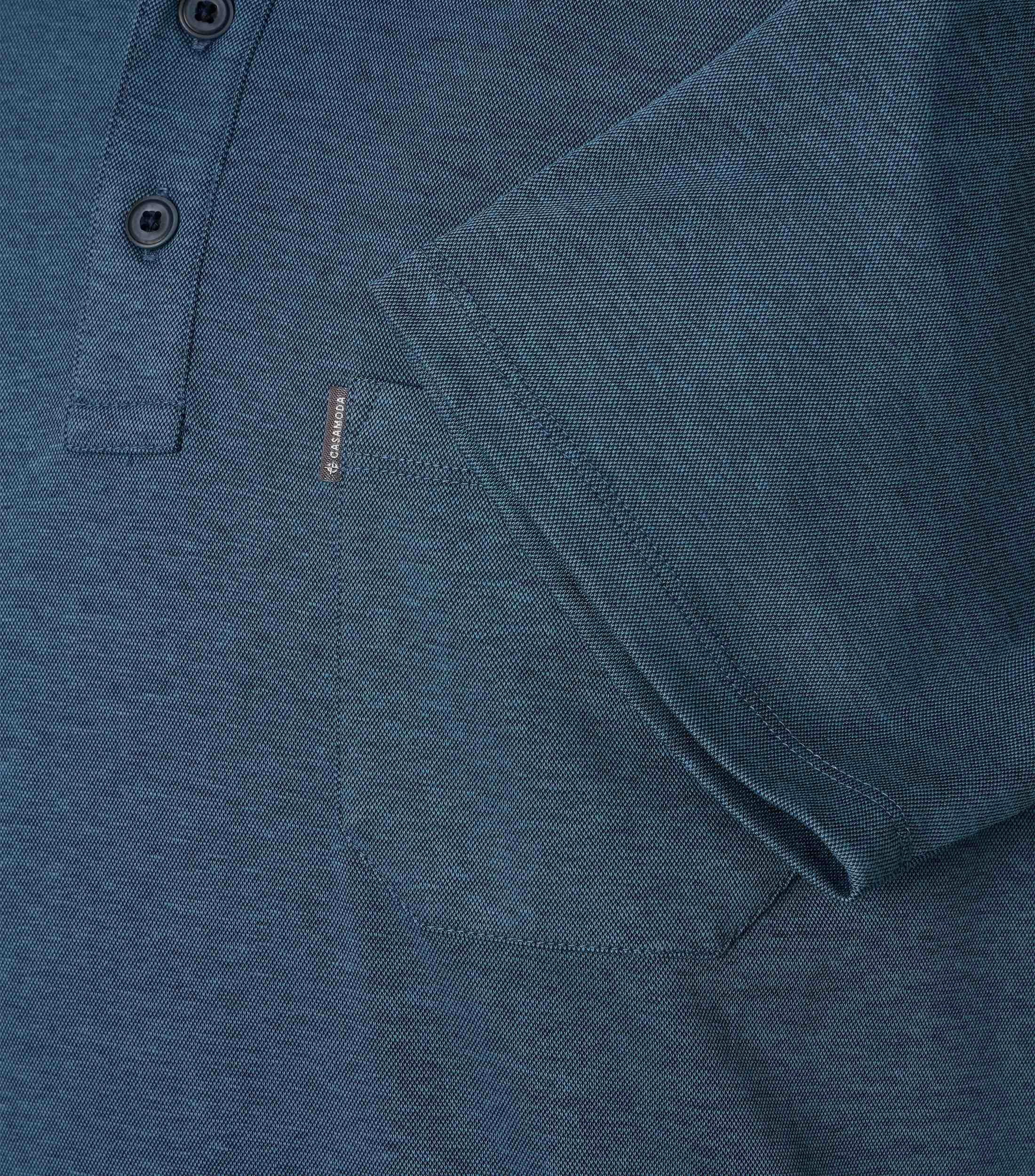 Ein Polo-Shirt im uni Muster in der Farbe Türkisblau